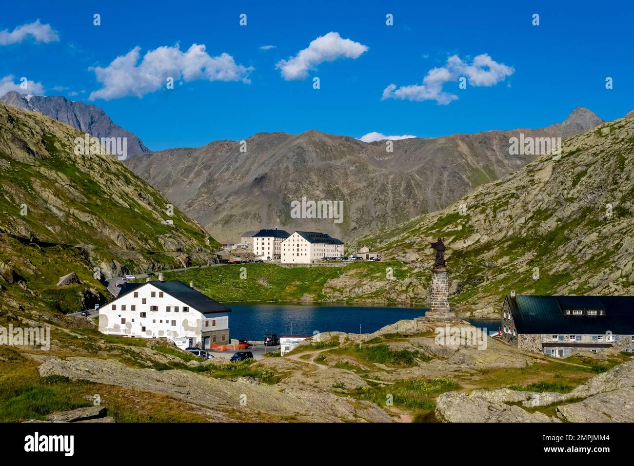 Der See Lac du Grant Saint-Bernard, Gebäude und alpine Landschaft auf dem Great St. Bernard Pass. Stockfoto