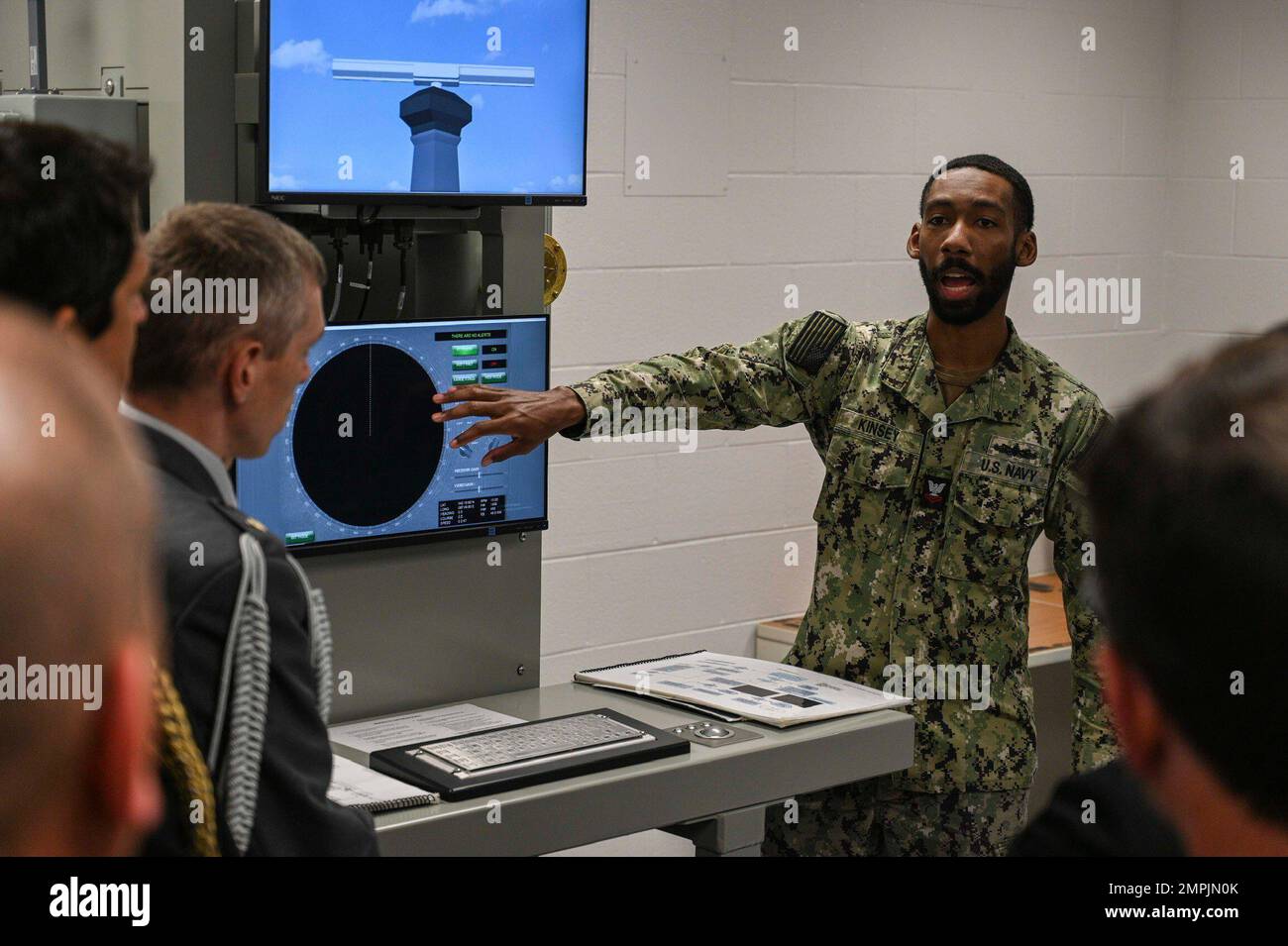 GROSSE SEEN, Illinois (28. Okt. 2022) – Kursleiter Fire Controlman Technician (Aegis) 2. Class Asa Kinsey, stationiert mit Surface Combat Systems Training Command Great Lakes (SCSTC GL), erklärt 18 diplomatischen Attachés während einer Tour durch den Campus den Teiltrainer des RADARS T1. Der T1 RADAR Teilübungstrainer vermittelt Seeleuten die grundlegenden Funktionsprinzipien, die für die Fehlersuche an der Ausrüstung und die Durchführung notwendiger Reparaturen erforderlich sind. SCSTC Great Lakes trainiert jährlich über 10.000 Seeleute in 22 Unterrichtskursen in vier Schulhäusern. SCSTC Great Lakes ist für die 24-stündige Überwachung verantwortlich, Führer Stockfoto