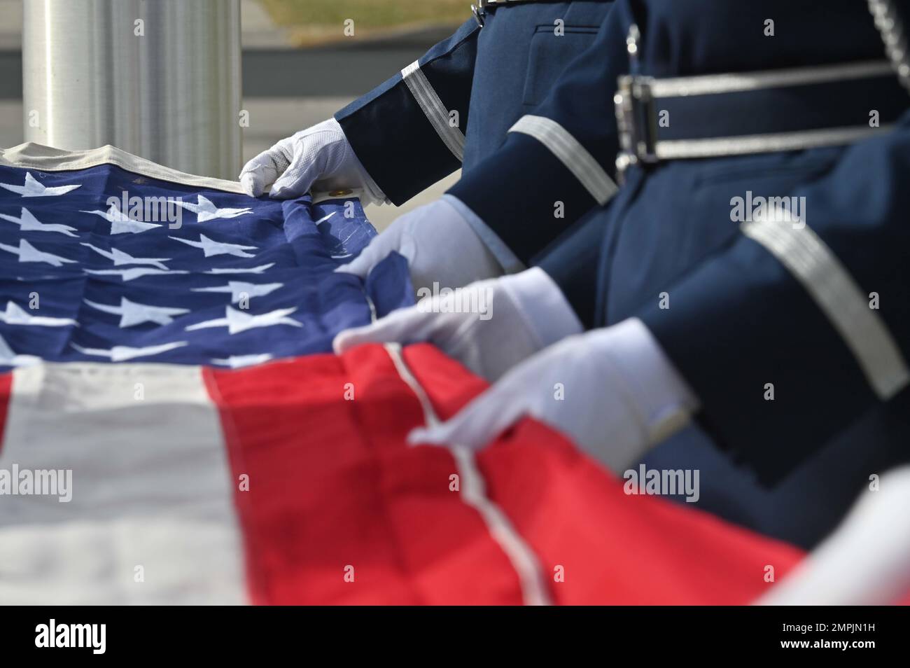 Mitglieder der 173. Fighter Wing Honor Guard bereiten die USA vor Fahne zum zeremoniellen Falten in die unverwechselbare Diamantenform während einer Zeremonie im Kingsley Field in Klamath Falls, Oregon, 28. Oktober 2022 im Kingsley Field in Klamath Falls, Oregon. Die Ehrengarde ist ein wichtiger Teil fast jeder Zeremonie der Air Force, von der Veröffentlichung der Farben über das Zeremonialfahnenfalten bis hin zu militärischen Bestattungsfeiern. Stockfoto