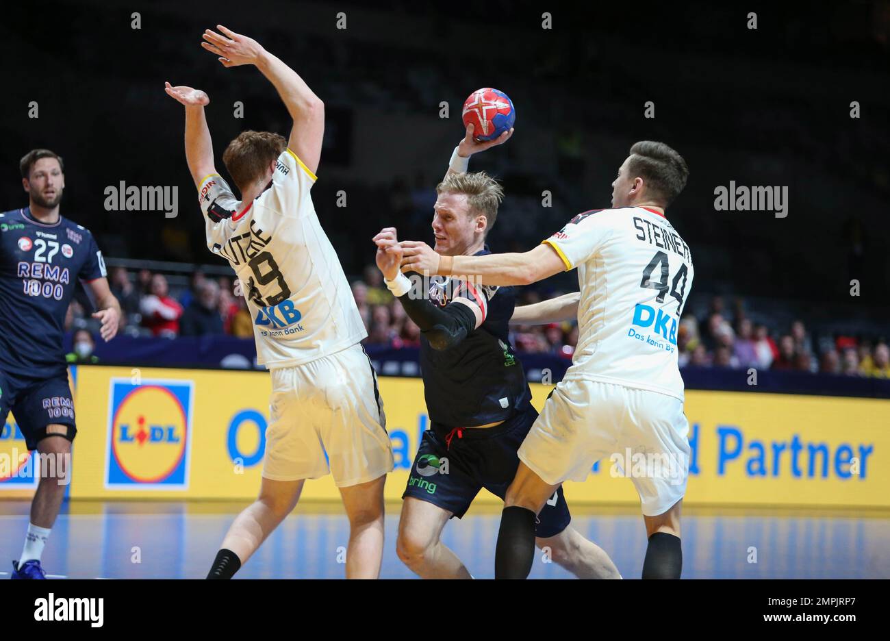 Magnus Gullerud aus Norwegen und Lukas Stutzke, Christoph Steinert aus Deutschland während der IHF Männer-Weltmeisterschaft 2023, Platzierungsspiele 5-6, Handballspiel zwischen Deutschland und Norwegen am 29. Januar 2023 in der Tele2 Arena in Stockholm, Schweden - Foto: Laurent Lairys/DPPI/LiveMedia Stockfoto