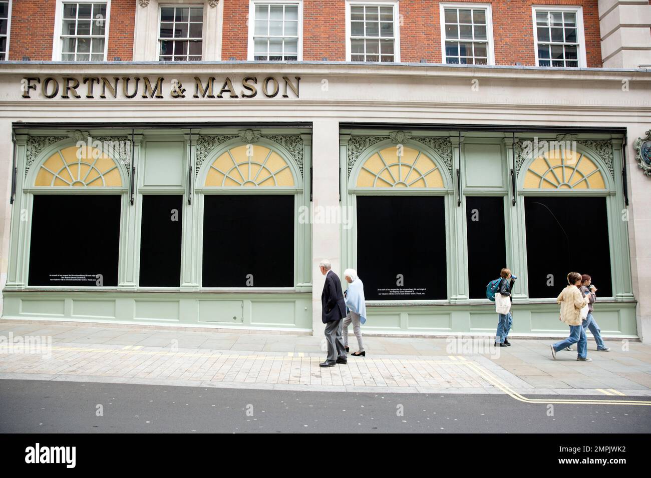 Schaufenster werden als eine Maske ihres Respekts vor einem Fortnum & Mason Store im Zentrum von London, nach dem Tod von Königin Elizabeth II. Gesehen Stockfoto Schaufenster werden als eine Maske ihres Respekts vor einem Fortnum & Mason Store im Zentrum von London, nach dem Tod von Königin Elizabeth II. Gesehen Stockfoto