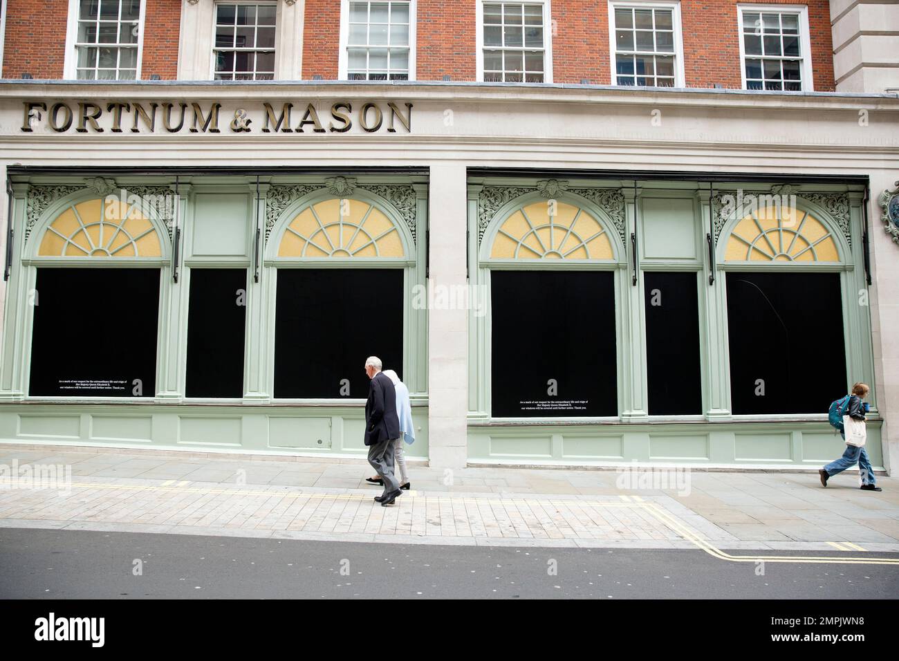 Schaufenster werden als eine Maske ihres Respekts vor einem Fortnum & Mason Store im Zentrum von London, nach dem Tod von Königin Elizabeth II. Gesehen Stockfoto Schaufenster werden als eine Maske ihres Respekts vor einem Fortnum & Mason Store im Zentrum von London, nach dem Tod von Königin Elizabeth II. Gesehen Stockfoto