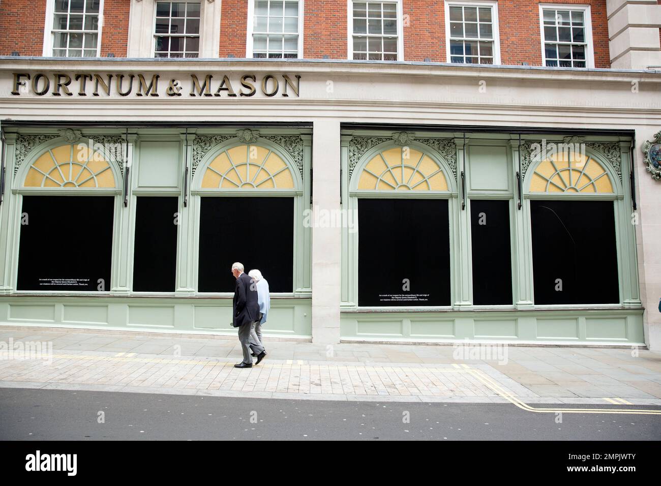 Schaufenster werden als eine Maske ihres Respekts vor einem Fortnum & Mason Store im Zentrum von London, nach dem Tod von Königin Elizabeth II. Gesehen Stockfoto Schaufenster werden als eine Maske ihres Respekts vor einem Fortnum & Mason Store im Zentrum von London, nach dem Tod von Königin Elizabeth II. Gesehen Stockfoto