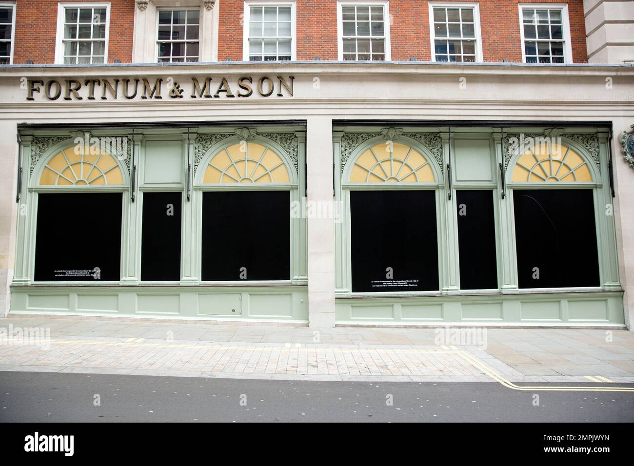 Schaufenster werden als eine Maske ihres Respekts vor einem Fortnum & Mason Store im Zentrum von London, nach dem Tod von Königin Elizabeth II. Gesehen Stockfoto Schaufenster werden als eine Maske ihres Respekts vor einem Fortnum & Mason Store im Zentrum von London, nach dem Tod von Königin Elizabeth II. Gesehen Stockfoto