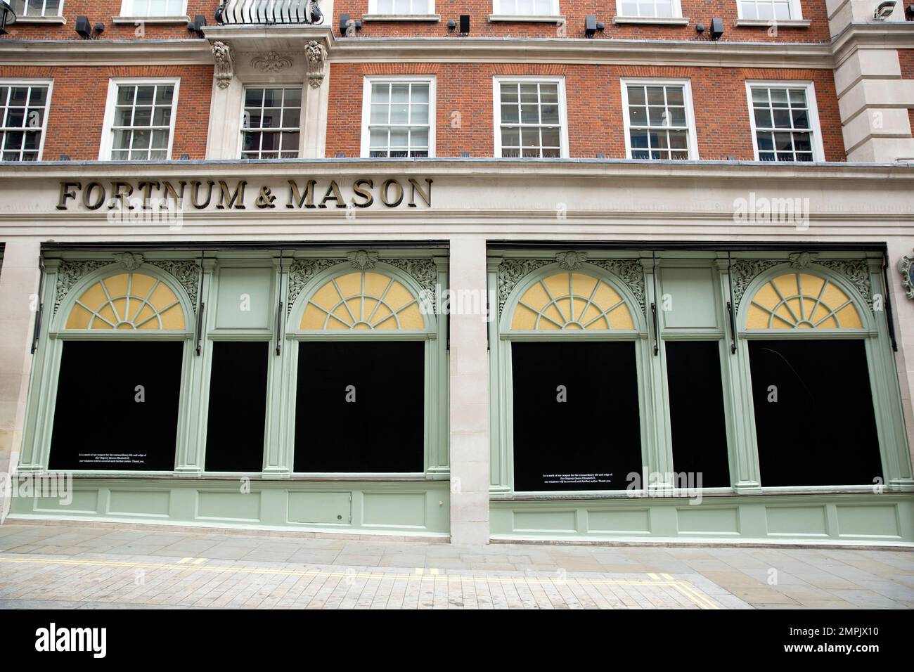 Schaufenster werden als eine Maske ihres Respekts vor einem Fortnum & Mason Store im Zentrum von London, nach dem Tod von Königin Elizabeth II. Gesehen Stockfoto Schaufenster werden als eine Maske ihres Respekts vor einem Fortnum & Mason Store im Zentrum von London, nach dem Tod von Königin Elizabeth II. Gesehen Stockfoto