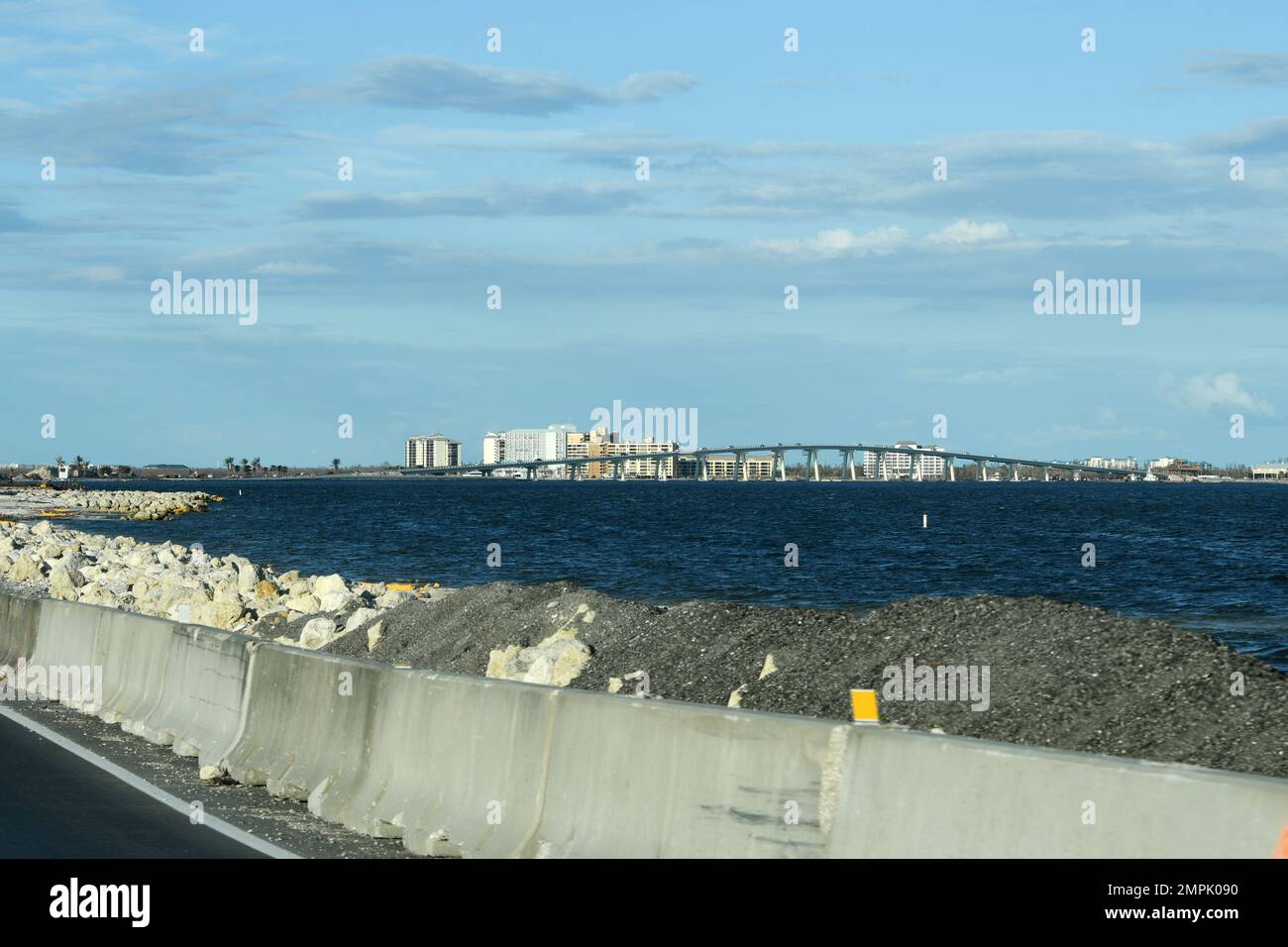 Sanibel, FL, USA - 29. Oktober 2022 - Straßen sind nach Hurrikan Ian von Sand gesäumt. Jocelyn Augustino/FEMA Stockfoto
