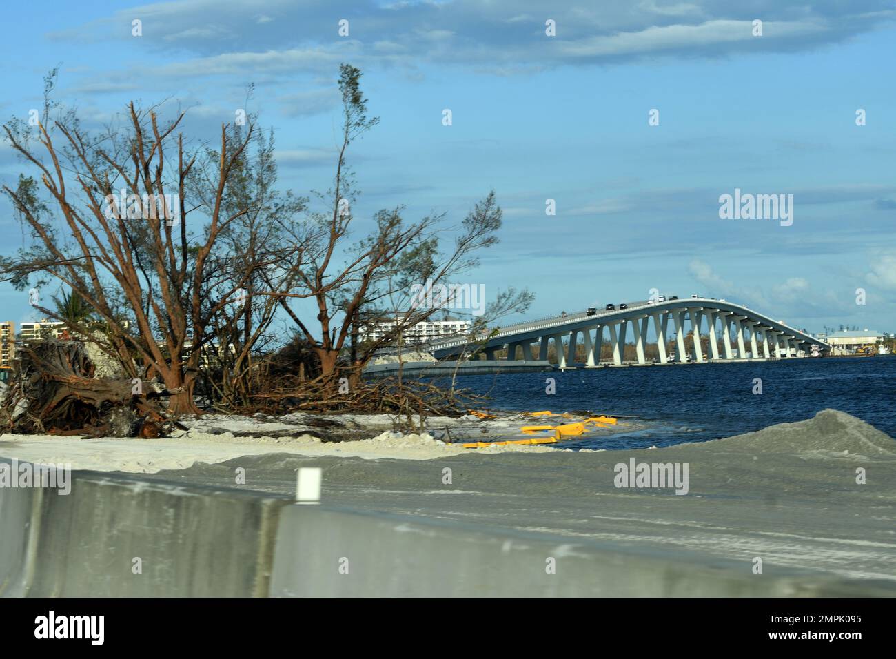 Sanibel, FL, USA - 29. Oktober 2022 - Straßen sind nach Hurrikan Ian von Sand gesäumt. Jocelyn Augustino/FEMA Stockfoto