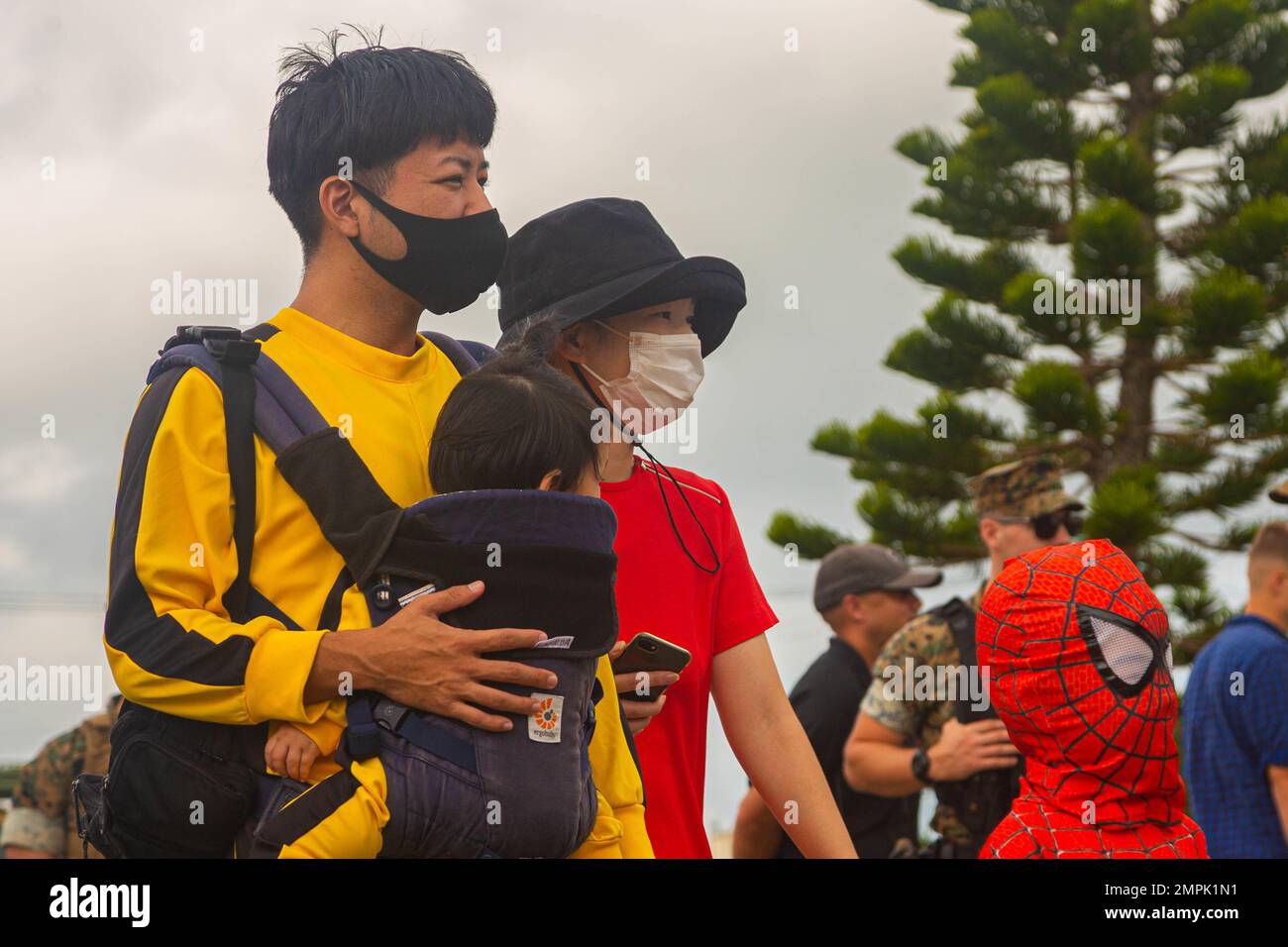 Einwohner von Okinawa erkunden den Bauernmarkt in Camp Hansen, Okinawa, Japan, 30. Oktober 2022. Der Farmers Market wurde gegründet, um US-amerikanische Dienstleister und ihre Familien mit lokal hergestellten Produkten zu versorgen. Veranstaltungen wie der Bauernmarkt stärken die Beziehungen zwischen lokalen Gemeinschaften, indem lokale Landwirte und Unternehmen unterstützt werden. Stockfoto