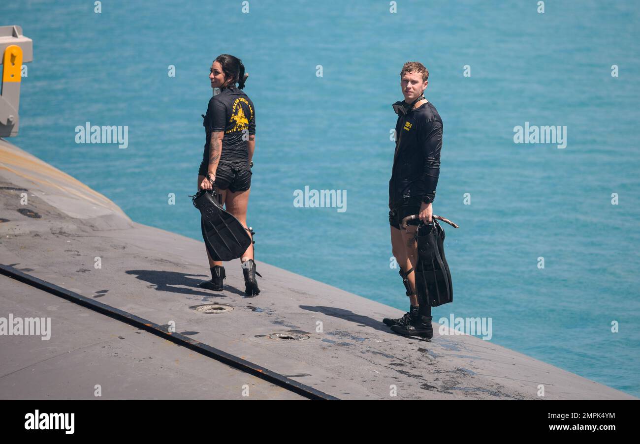 221030-N-EJ241-1281 DIEGO GARCIA, Britisches Territorium im Indischen Ozean (30. Oktober 2022) – Navy Diver 2. Class Lorelei Jones, links, Und Navy Diver 3. Class Travis Quick, die beide dem U-Boot USS Emory S. Land (AS 39) zugeteilt sind, verlassen das Wasser nach einem Anti-Terror Force Protection Security Schwimmen während des Hafenbesuchs des U-Boots USS West Virginia (SSBN-736) der Ohio-Klasse in den USA Fazilität zur Unterstützung der Marine (NSF) Diego Garcia. Dieser Hafenbesuch in Diego Garcia spiegelt das Engagement der Vereinigten Staaten für die Region Indo-Pacific wider und ergänzt die zahlreichen Übungen, Schulungen, Einsätze und t Stockfoto