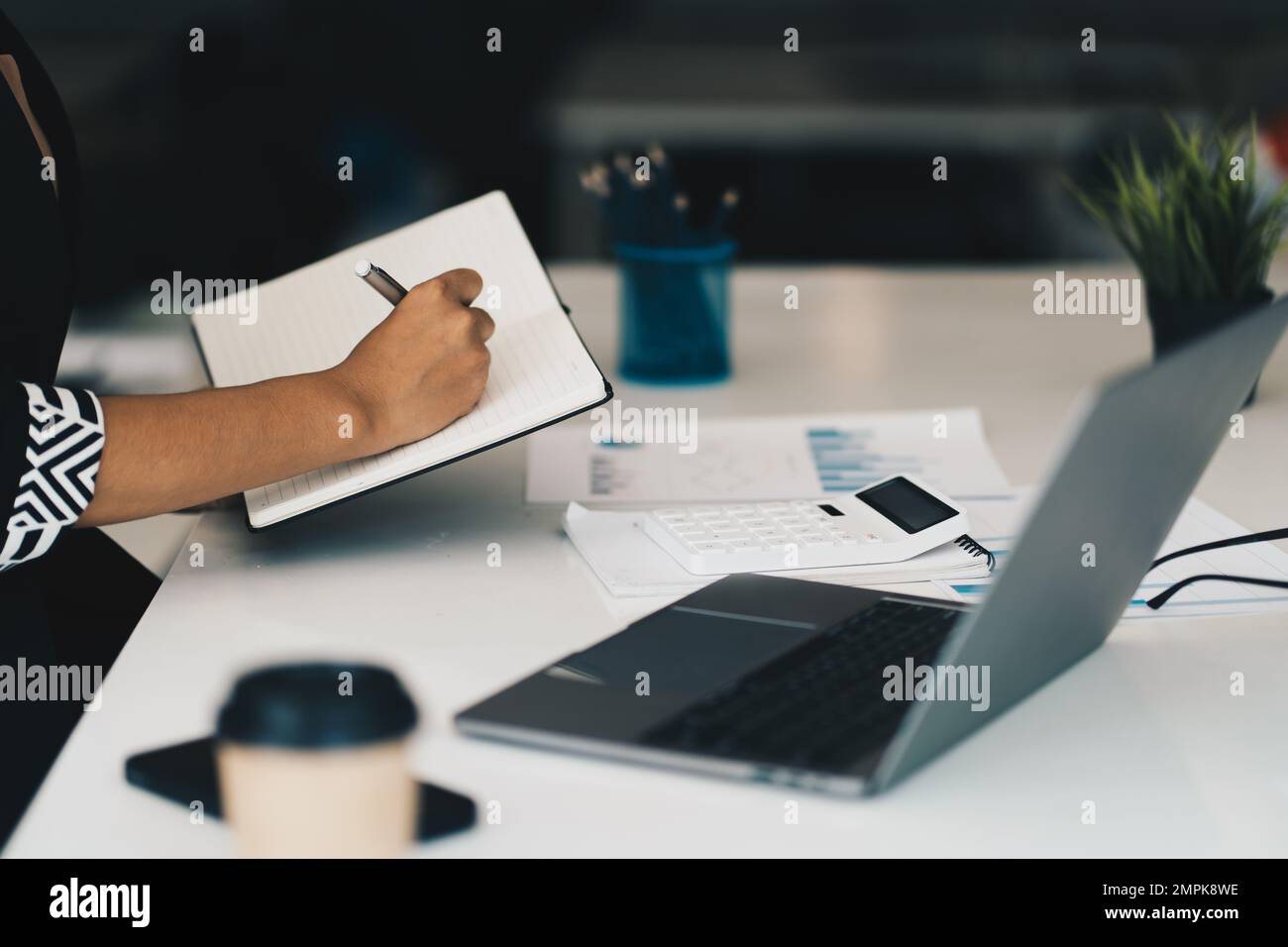Schöne asiatische Geschäftsfrau, die sich das pädagogische Webinar auf einem Laptop ansieht. Finanzierungskonzept. Stockfoto