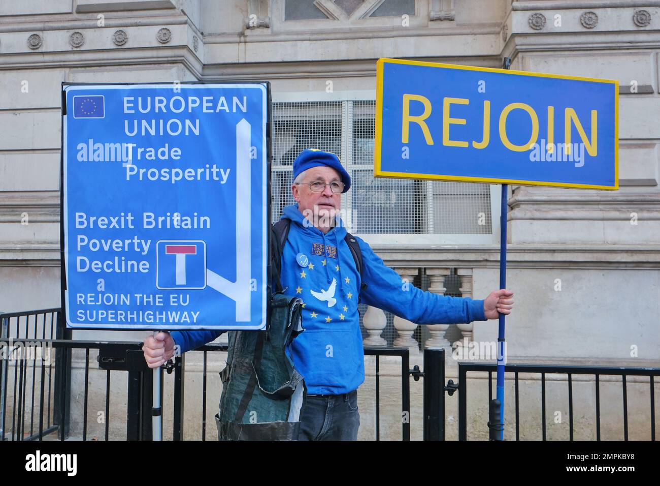 London, Großbritannien. 31. Januar 2023. Pro-EU-Aktivisten enthüllen am dritten Jahrestag des Austritts des Vereinigten Königreichs aus der Europäischen Union ein neues Banner. Eine aktuelle Ipsos-Umfrage ergab, dass 45 % der Menschen der Meinung waren, dass der Brexit nicht so gut läuft, wie sie es erwartet hatten. Kredit: Elfte Stunde Fotografie/Alamy Live News Stockfoto