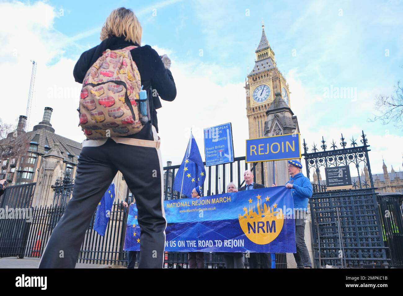 London, Großbritannien. 31. Januar 2023. Pro-EU-Aktivisten enthüllen am dritten Jahrestag des Austritts des Vereinigten Königreichs aus der Europäischen Union ein neues Banner. Eine aktuelle Ipsos-Umfrage ergab, dass 45 % der Menschen der Meinung waren, dass der Brexit nicht so gut läuft, wie sie es erwartet hatten. Kredit: Elfte Stunde Fotografie/Alamy Live News Stockfoto