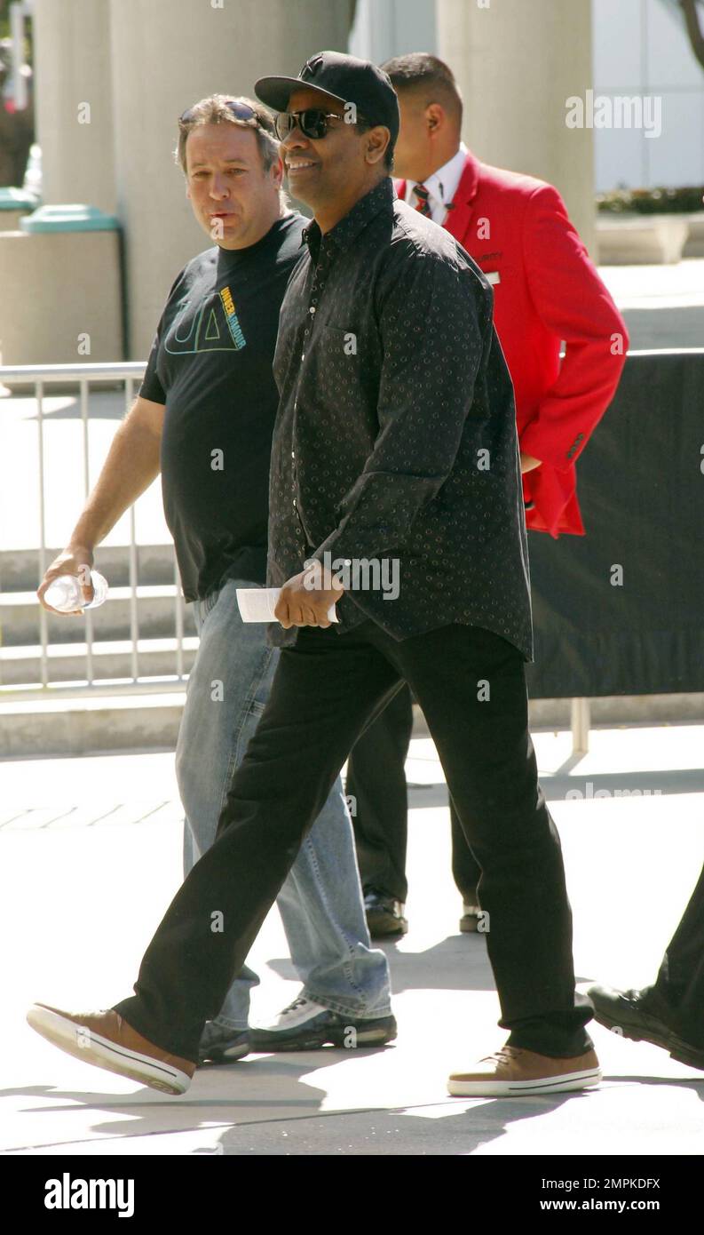 Schauspieler Denzel Washington kommt im Staples Center für die Lakers gegen das Miami Heat Game an. Los Angeles, Kalifornien. 4. März 2012 Stockfoto