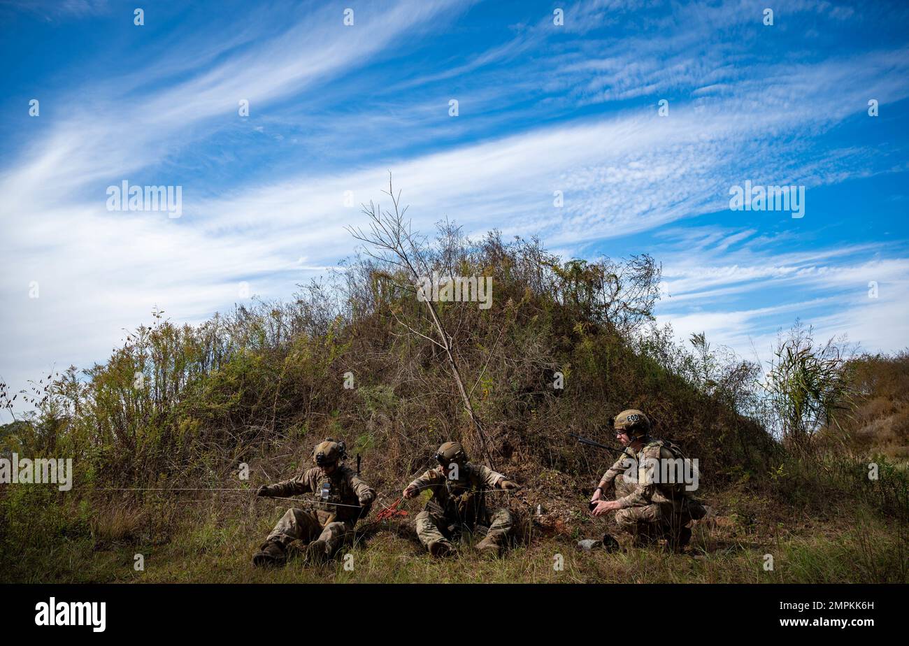 USA Air Force Staff Sgt. Cody Smith, Senior Airman Miguel Ramirez und Senior Airman Jacob Jones, 628. Civil Engineering Squadron Explosivstoffentsorgung Techniker, führen während ihrer jährlichen Kampfbereitschaft-Schulung am 1. November 2022 am North Auxiliary Air Field, South Carolina, ein ferngesteuertes Pull-Verfahren durch. Die Techniker der 628. Bauingenieurstaffel für die Beseitigung von Sprengkörpern werden jährlich geschult, um sicherzustellen, dass alle Mitglieder in Taktiken, Techniken und Verfahren für die Kampfbereitschaft kompetent sind. Stockfoto