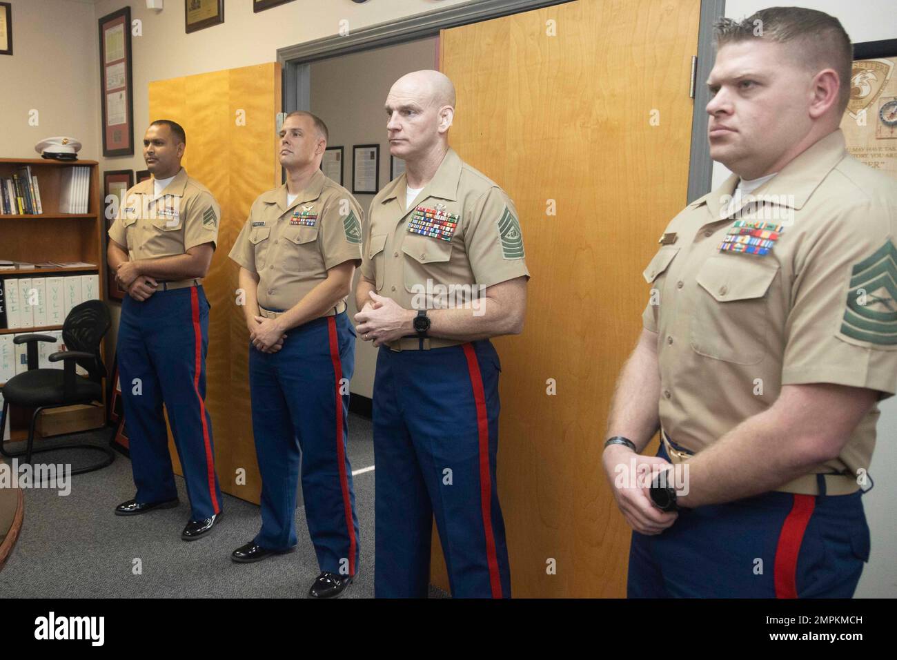 USA Marinekorps Sgt. Major Troy E. Black, der 19.. Sergeant Major des Marinekorps, spricht mit Marines in der Rekrutierungsstation Jacksonville, Hauptquartier in Jacksonville, Florida, am 2. November 2022. Der Oberfeldwebel des Marine Corps besuchte die Rekrutierungsstation, um über Rekrutierungspraktiken des Marine Corps zu sprechen und Marines zu würdigen, die bei der Sonderaufgabe hervorragend waren. Stockfoto
