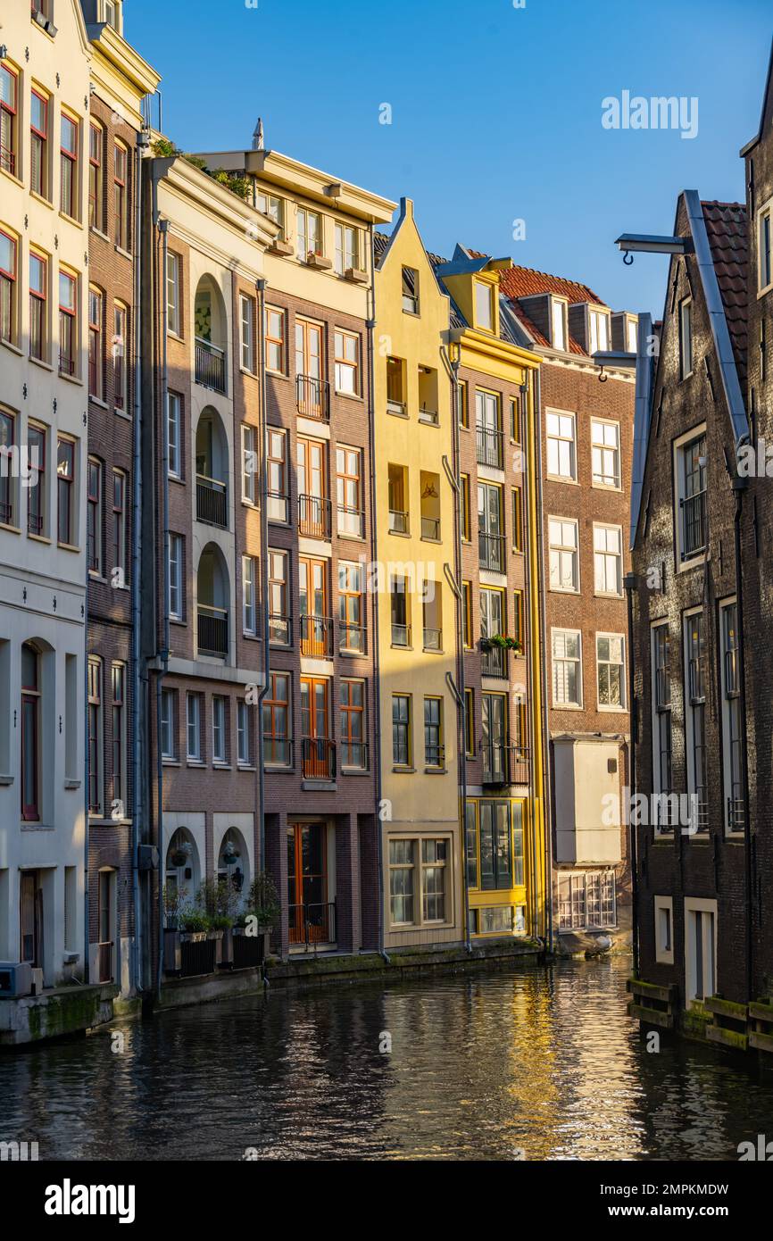 Gebäude an der Kreuzung von Kanal Oudezijds Voorburgwal und Kanal Oudezijds Achterburgwal Stockfoto
