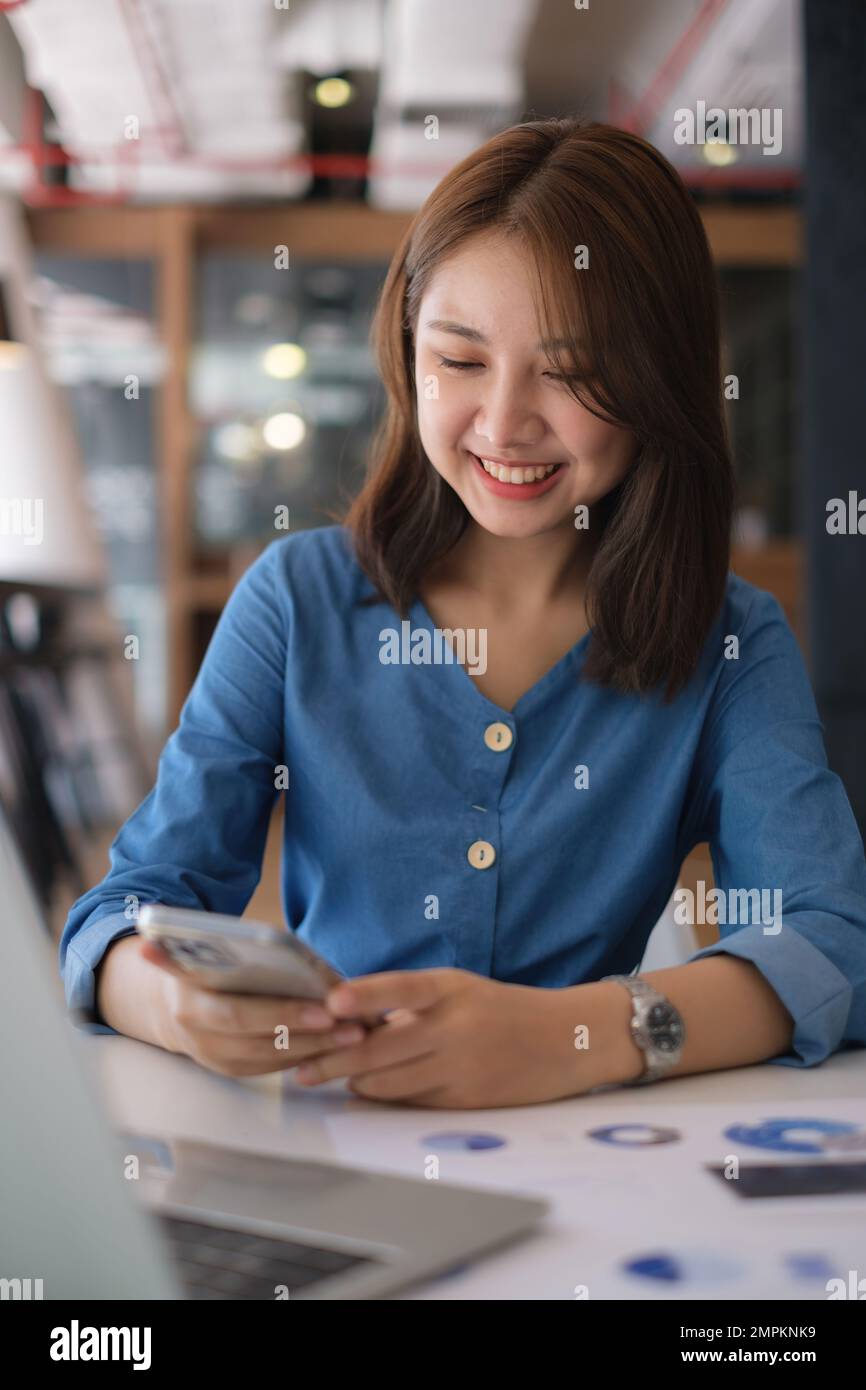 Eine Geschäftsfrau vervollständigt KYC mithilfe eines Online-Banking-Programms, um ein digitales Sparkonto zu eröffnen. Die Definition von Cyber-Sicherheit. Stockfoto