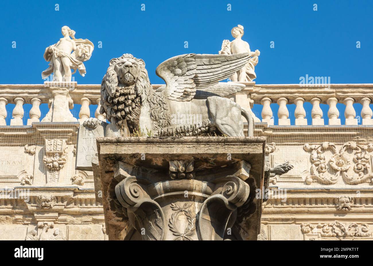 Maffei-Palast barocker Architektur, erbaut im Jahr 1668 und vor dem Gebäude die Statue des geflügelten Löwen von St. Mark - Verona, Norditalien Stockfoto