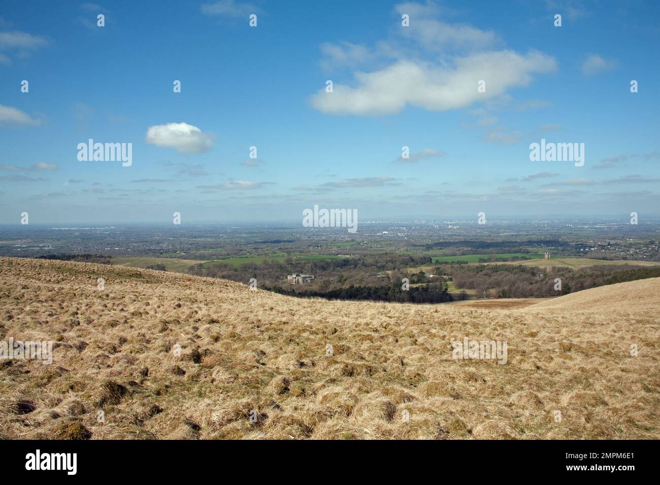 Das Haupthaus im Lyme Park und der Käfig mit der Stadt Manchester in der Ferne, von Bowstonegate Cheshire England aus gesehen Stockfoto