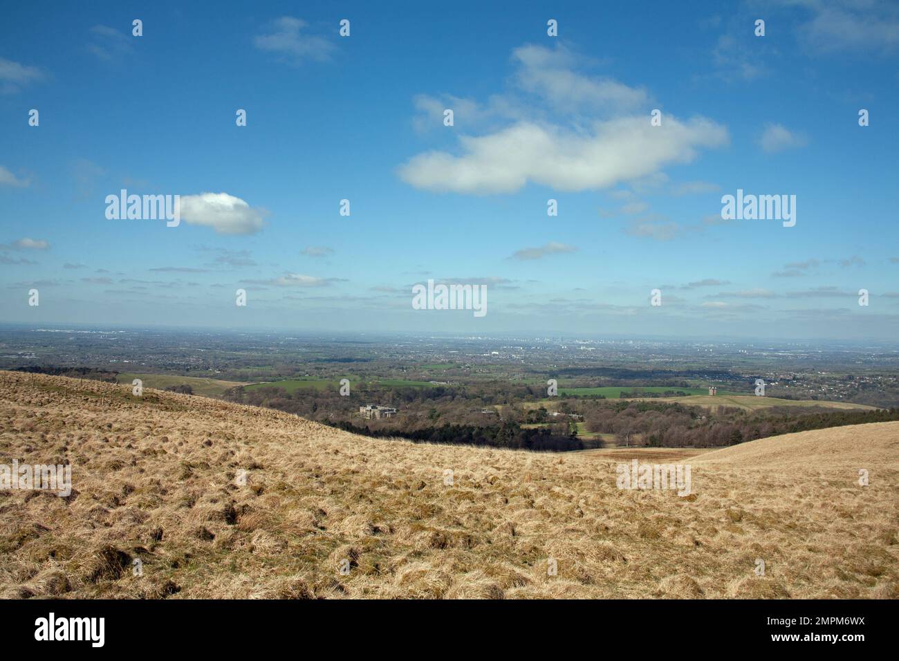 Das Haupthaus im Lyme Park und der Käfig mit der Stadt Manchester in der Ferne, von Bowstonegate Cheshire England aus gesehen Stockfoto
