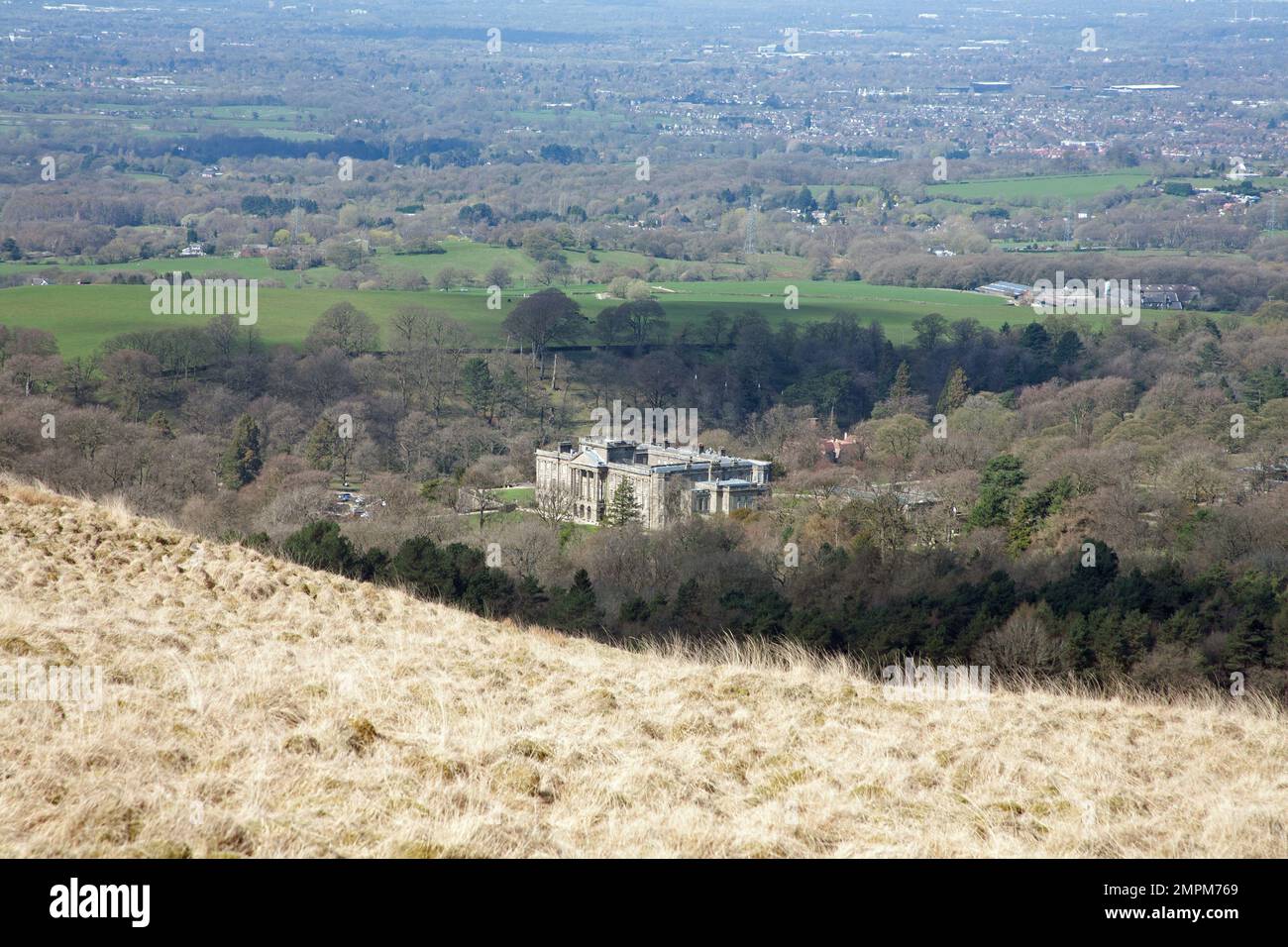 Das Haupthaus im Lyme Park aus dem Bowstonegate Cheshire England Stockfoto