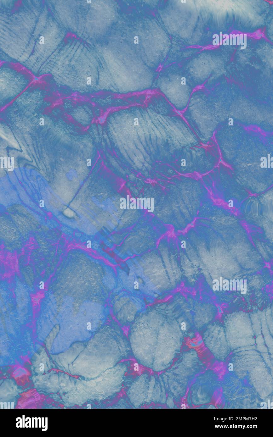 Abstraktes Foto einer leuchtenden, hellen Neonfarbe der Wassertextur mit Lichtreflexion. Farbinversion. Stockfoto