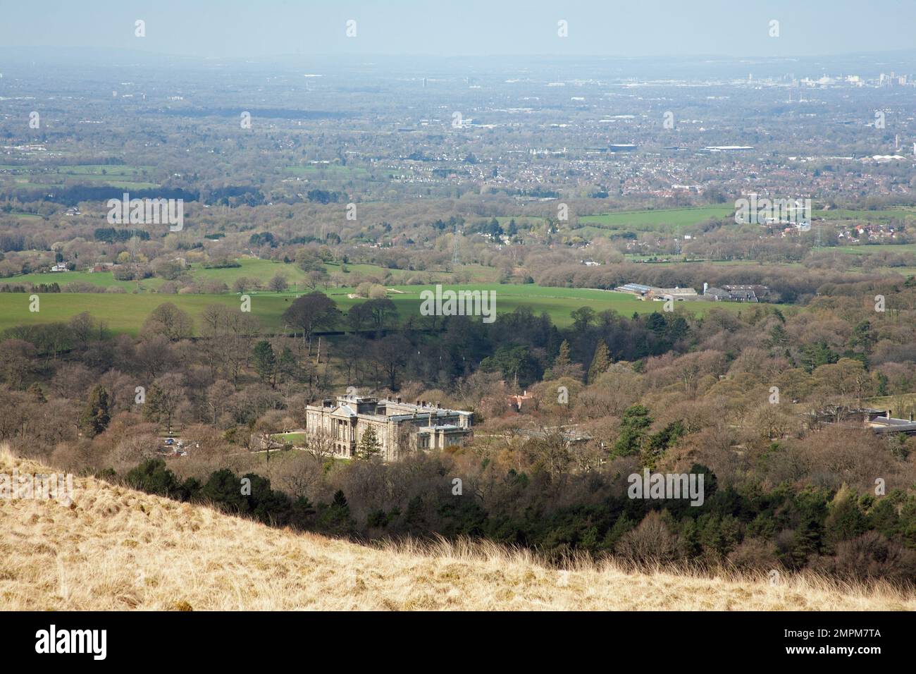 Das Haupthaus im Lyme Park aus dem Bowstonegate Cheshire England Stockfoto
