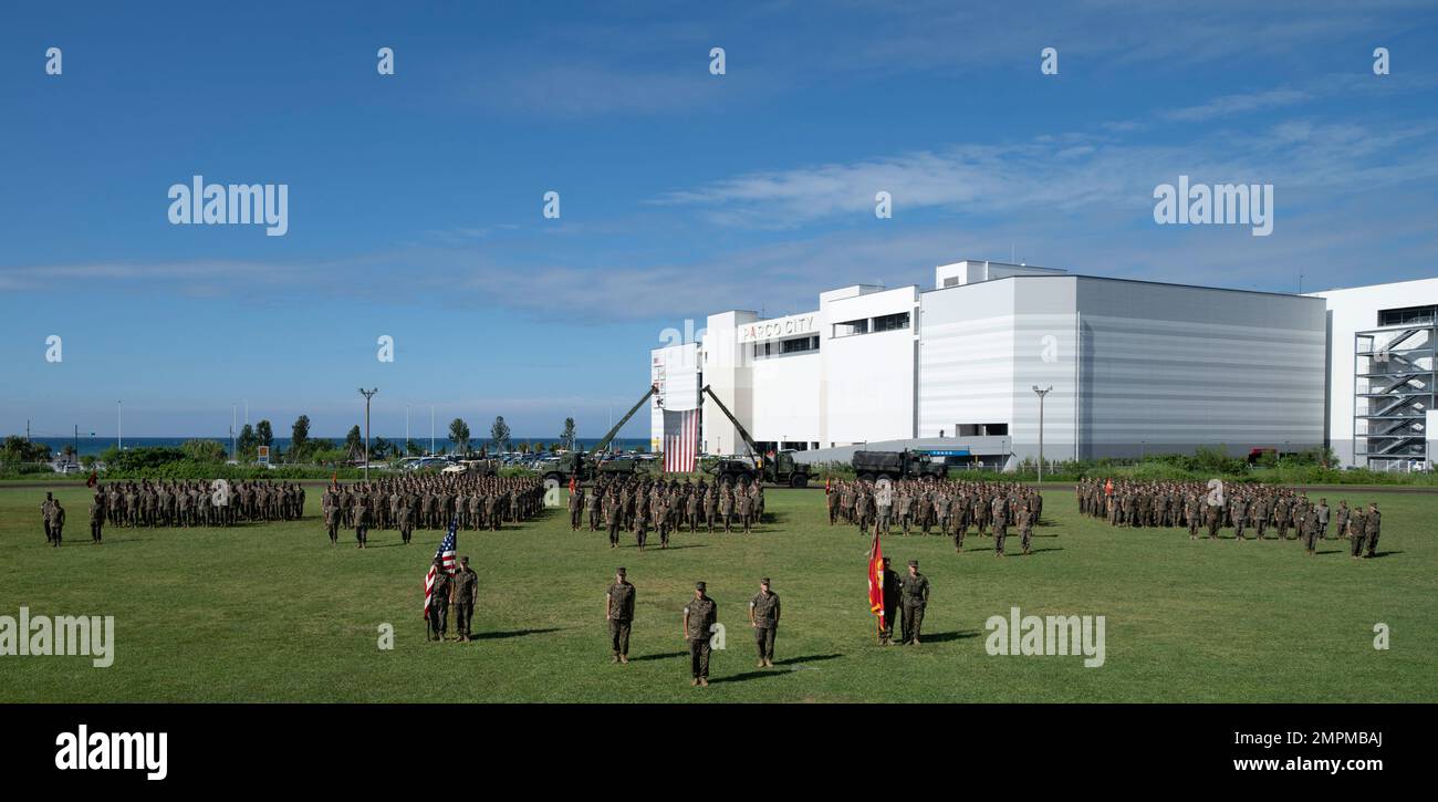 USA Marines mit 3. Wartungsbataillon, 3. Sustainment Group (Experimental), 3. Marine Logistics Group, posieren für ein Bataillonsfoto in Camp Kinser, Okinawa, Japan, 3. November 2022. 3. die MLG mit Sitz in Okinawa, Japan, ist eine vorwärtsstationierte Kampfeinheit, die als umfassende Logistik und Unterstützung der III Marine Expeditionary Force für Einsätze im gesamten Zuständigkeitsgebiet Indo-Pazifik dient. Stockfoto