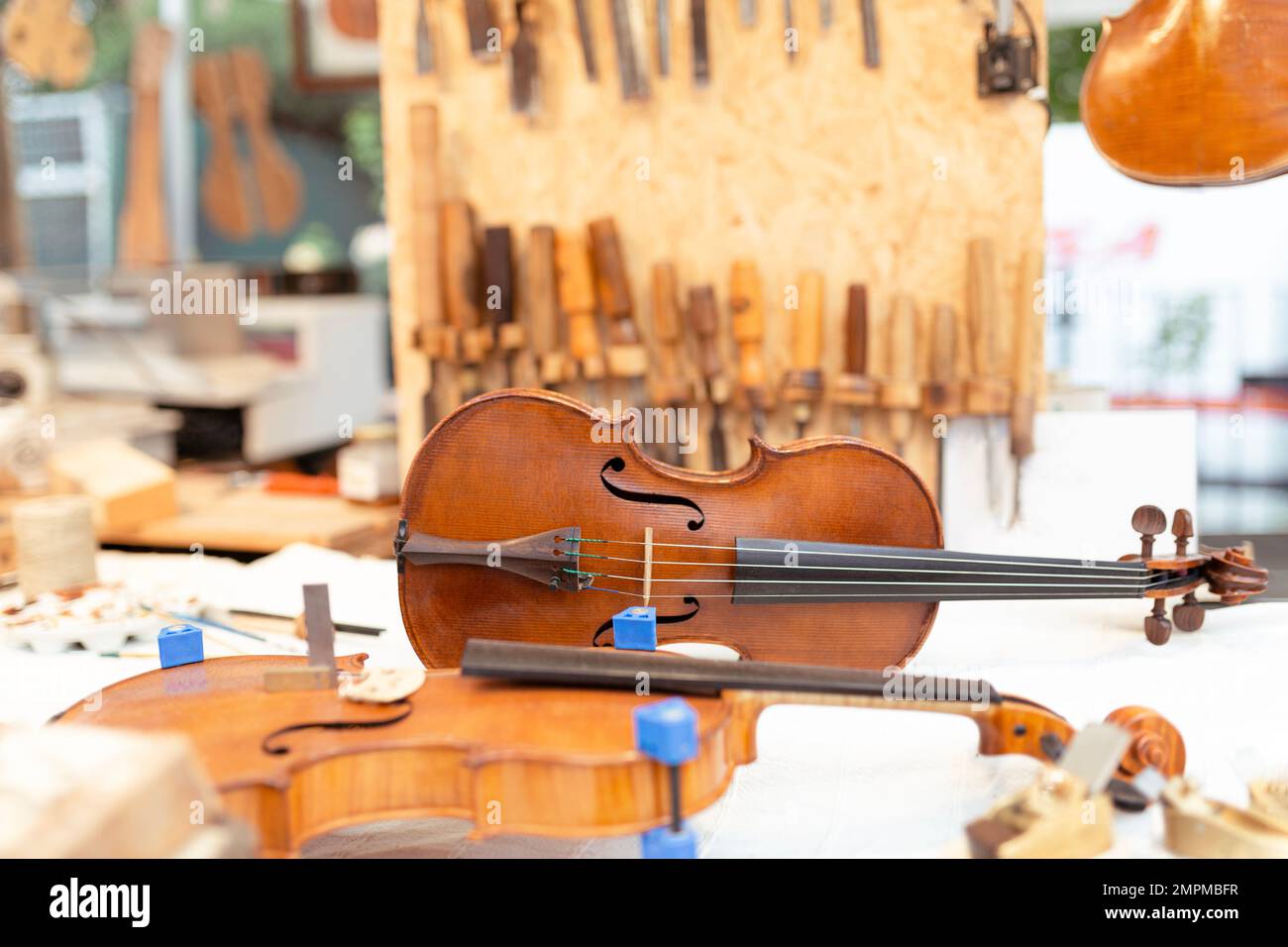 Detail des Innenraums einer handgefertigten Violinenfabrik. Traditionelles handgefertigtes Musikinstrument. Platz für Text. Stockfoto