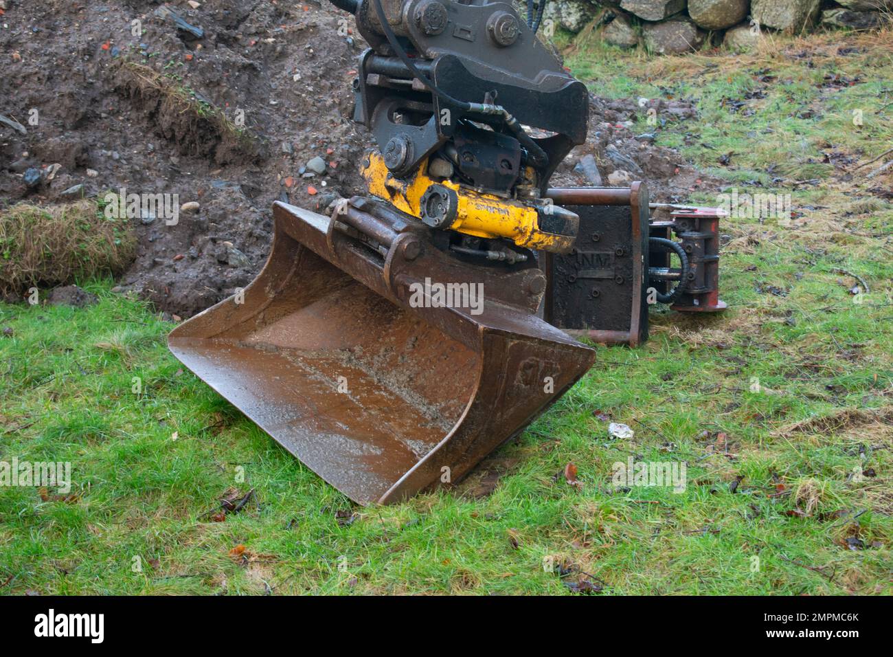 Baggerlader (Heavy Construction Machinery), die auf einem örtlichen Park arbeiten Stockfoto