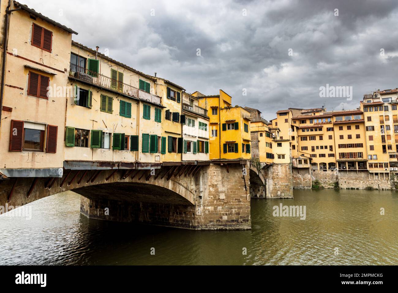 Ponte Vecchio in Florenz, Toskana, Italien, an einem bewölkten Tag im Frühling. Stockfoto