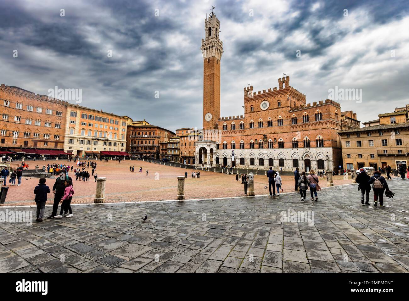 Palazzo Pubblico an der Piazza del Campo in der Altstadt von Siena, Toskana, Italien, an einem regnerischen Tag im Frühling. Stockfoto