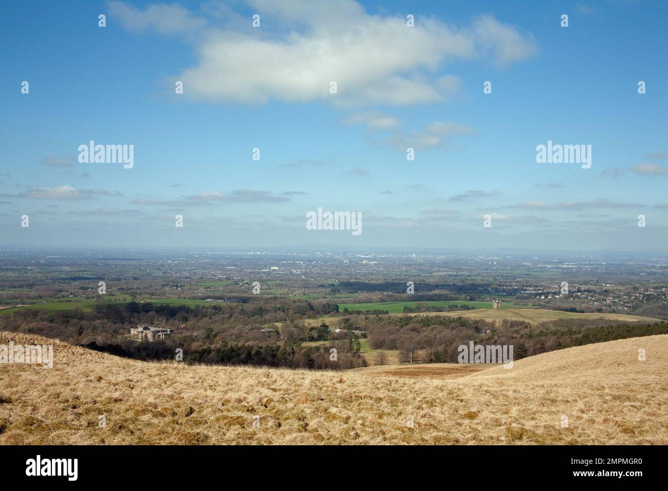 Das Haupthaus im Lyme Park und der Käfig mit der Stadt Manchester in der Ferne, von Bowstonegate Cheshire England aus gesehen Stockfoto