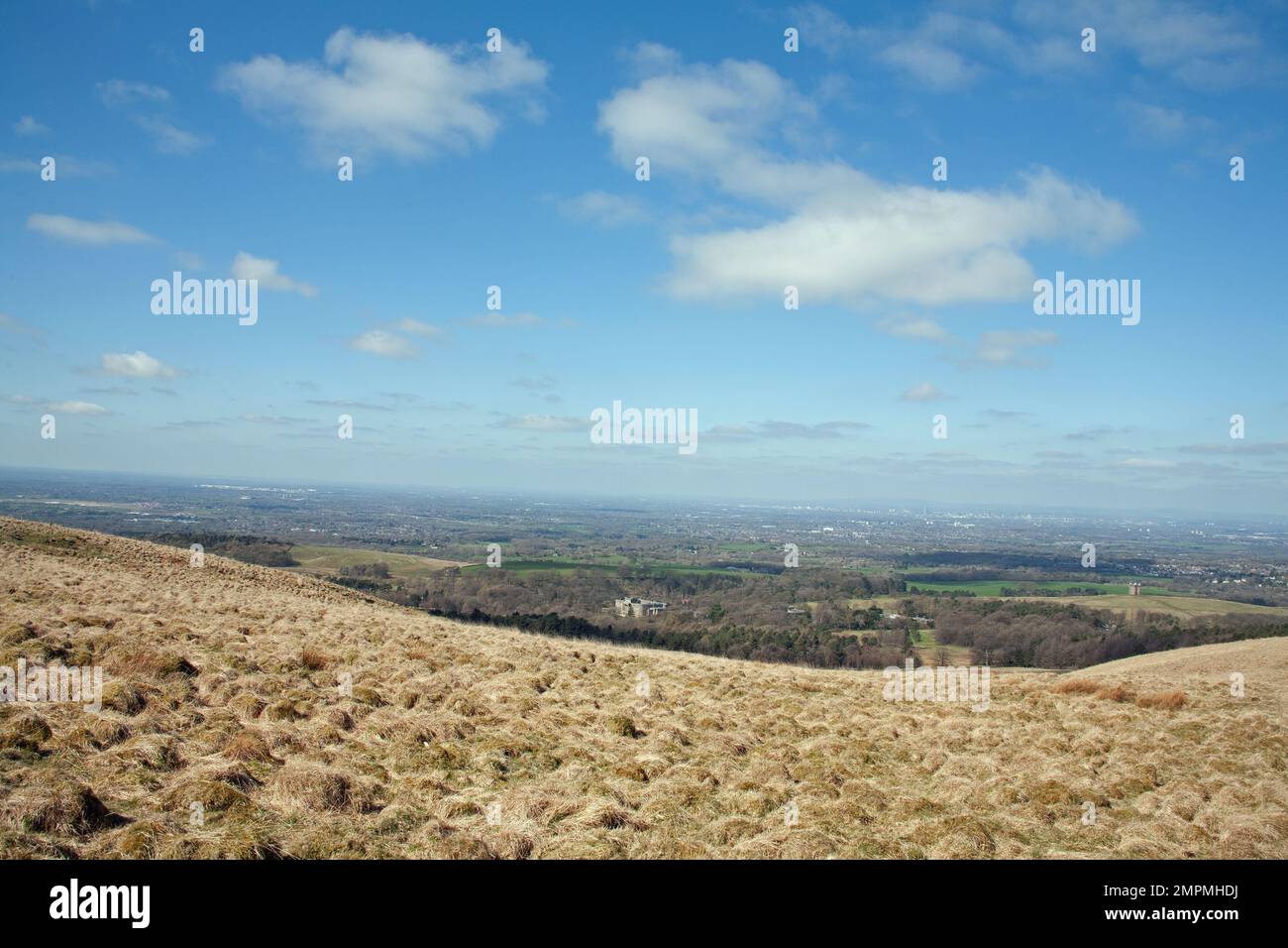 Das Haupthaus im Lyme Park und der Käfig mit der Stadt Manchester in der Ferne, von Bowstonegate Cheshire England aus gesehen Stockfoto