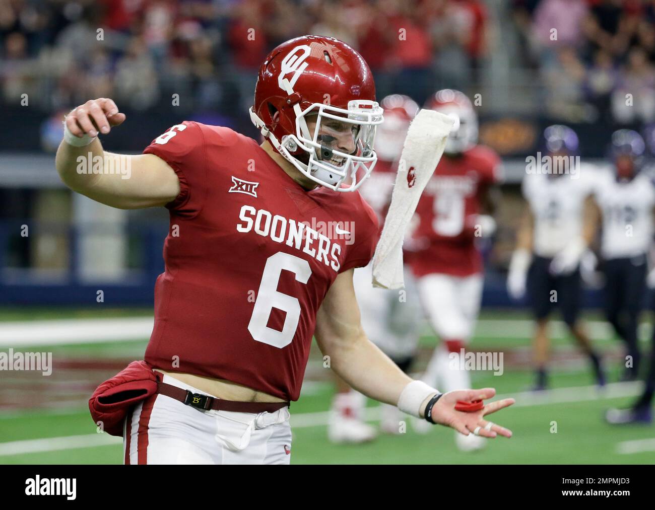Oklahoma quarterback Baker Mayfield celebrates throwing a touchdown pass to wide receiver Marquise Brown (5) in the second half of the Big 12 Conference championship NCAA college football game against TCU on Saturday, Dec. 2, 2017, in Arlington, Texas. (AP Photo/Tony Gutierrez) Stockfoto
