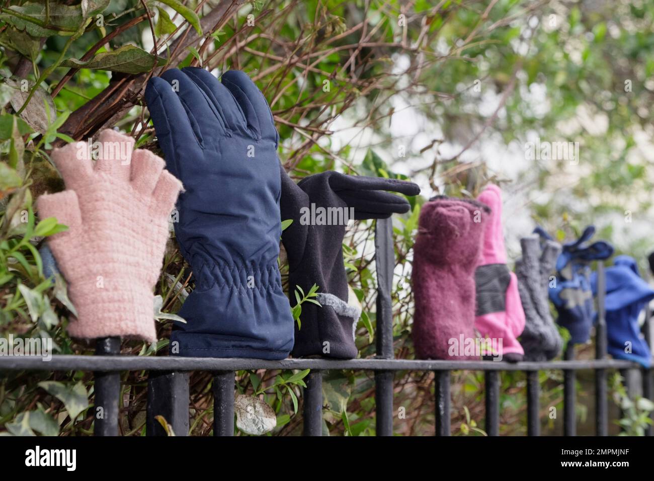 Handschuhe auf einem Geländer in Cotham Bristol UK Stockfoto