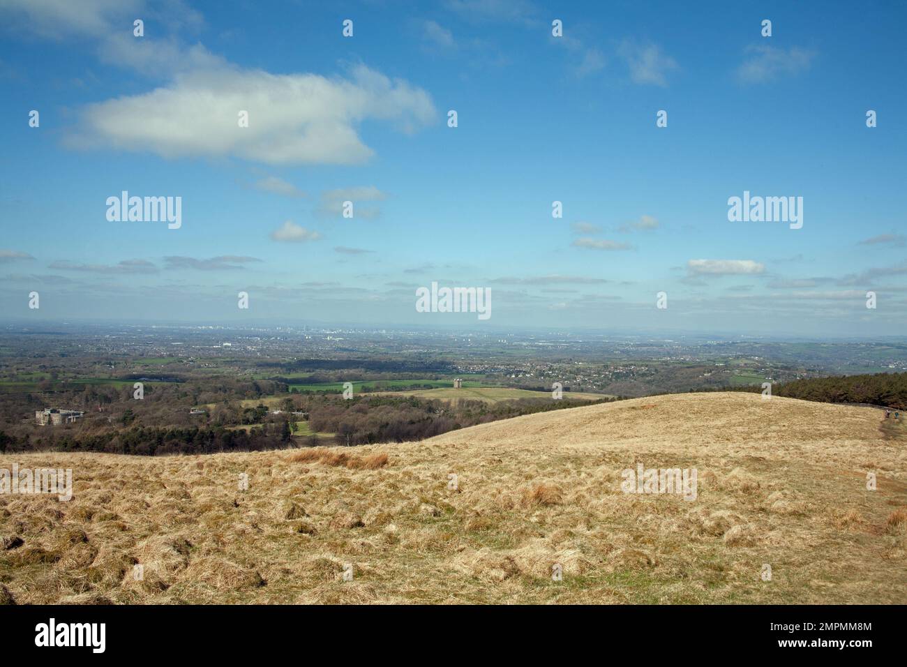 Das Haupthaus im Lyme Park und der Käfig mit der Stadt Manchester in der Ferne, von Bowstonegate Cheshire England aus gesehen Stockfoto