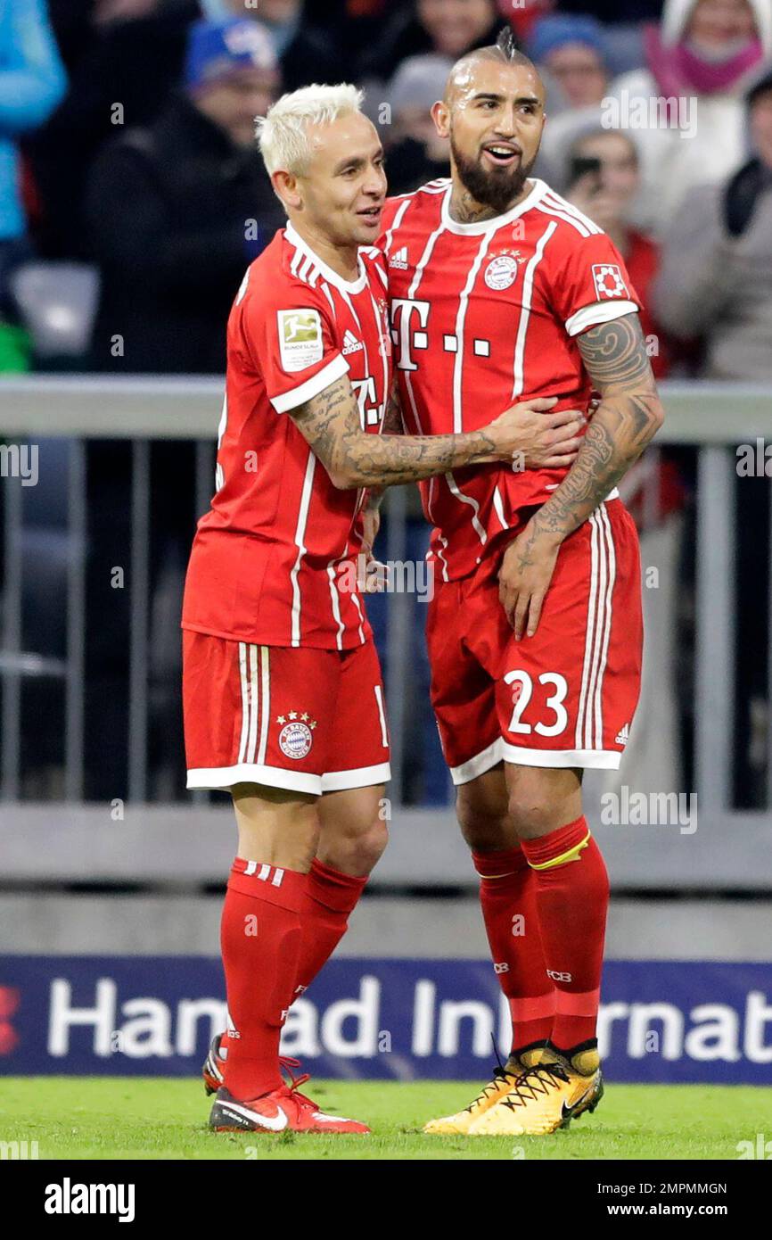 Bayern's Arturo Vidal, right, celebrates after scoring his side's opening goal with team mate Rafinha during the German Bundesliga soccer match between FC Bayern Munich and Hannover 96 in Munich, Germany, Saturday, Dec. 2, 2017. (AP Photo/Matthias Schrader) Stockfoto