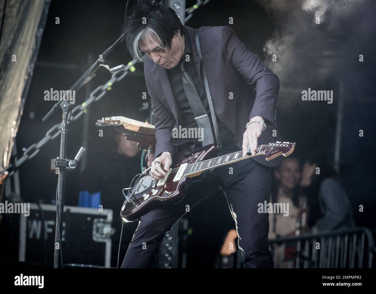 Troy Van Leeuwen von Queens of the Stone Age spielt live Stockfoto