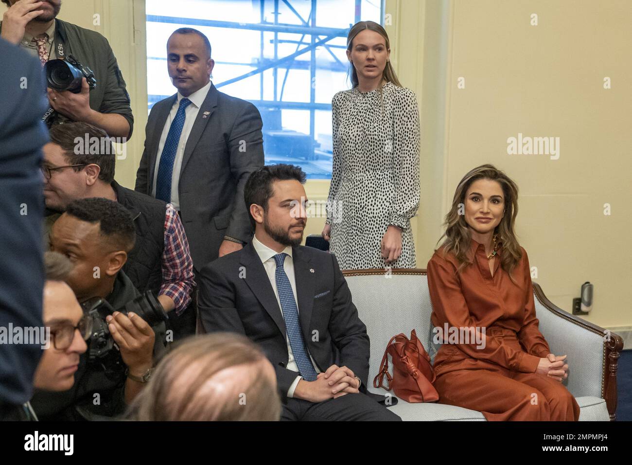 Washington, Usa. 31. Januar 2023. Hussein bin Abdullah, Kronprinz von Jordanien, links, und Rania Al-Abdullah, Königin von Jordanien, rechts, Zusammen mit König Abdullah von Jordon treffen Sie den Haussprecher Kevin McCarthy, R-CA, in den USA Capitol in Washington, DC, am Dienstag, den 31. Januar 2023. Foto: Ken Cedeno/UPI Credit: UPI/Alamy Live News Stockfoto