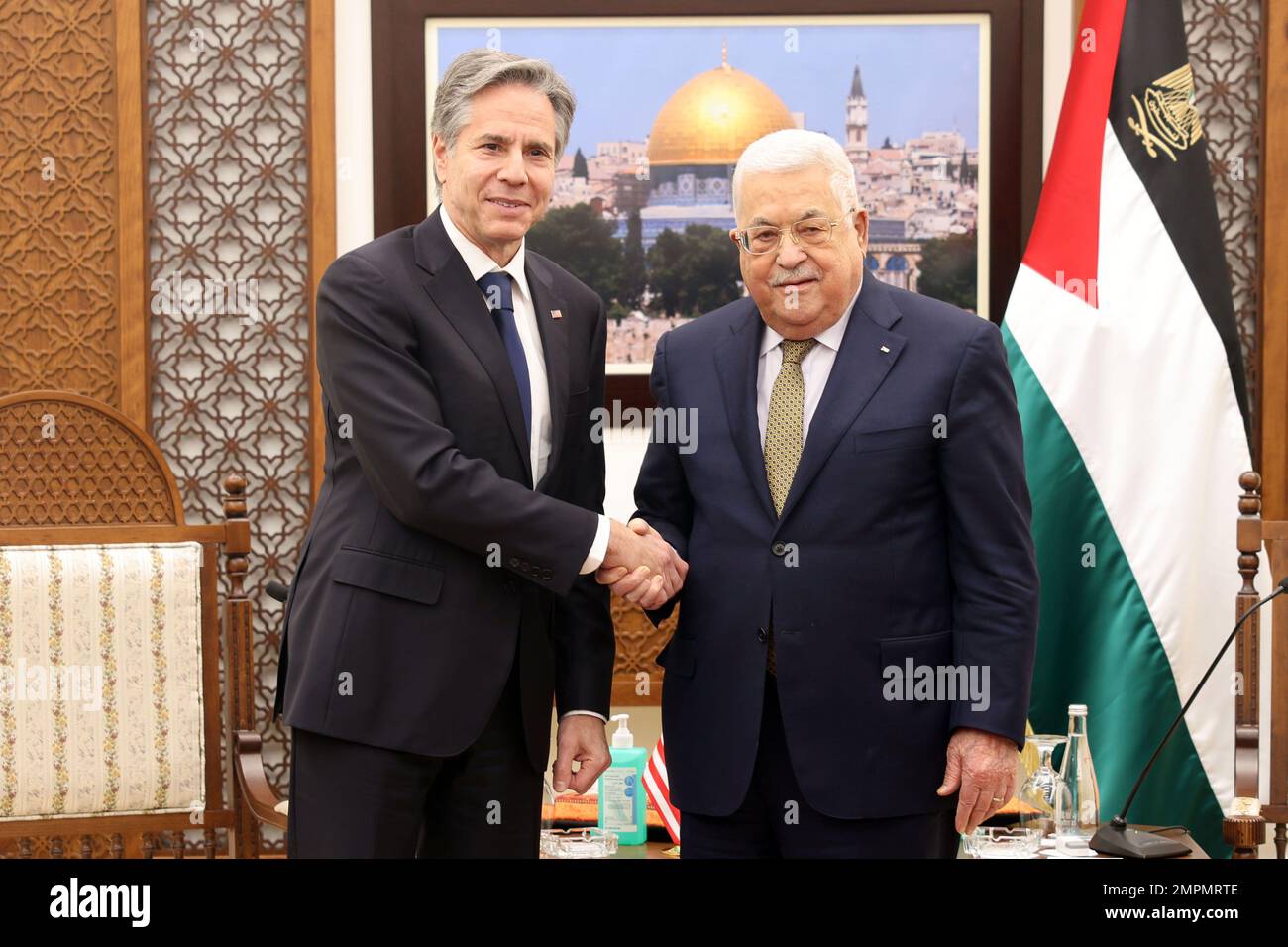 Der palästinensische Präsident Mahmoud Abbas (R) trifft am 31. Januar 2023 in Ramallah im besetzten Westjordanland mit dem US-Außenminister Antony Blinken zusammen. Foto: Pressestelle des palästinensischen Präsidenten/UPI. Kredit: UPI/Alamy Live News Stockfoto