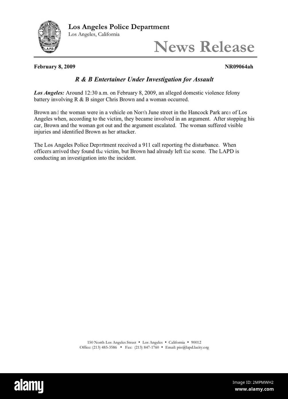 Das ist die Aussage, die das Los Angeles Police Department bezüglich Chris Brown veröffentlicht hat. Die Aussage lautet: Los Angeles: Gegen 12:30 Uhr am 8. Februar 2009 gab es eine mutmaßliche Körperverletzung gegen häusliche Gewalt, an der der R&B-Sänger Chris Brown und eine Frau beteiligt waren. Brown und die Frau saßen in einem Fahrzeug auf der North June Street im Hancock Park in Los Angeles, als sie laut dem Opfer in einen Streit verwickelt wurden. Nachdem er sein Auto angehalten hatte, kamen Brown und die Frau raus und der Streit eskalierte. Die Frau erlitt sichtbare Verletzungen und identifizierte Brown als ihren Angreifer. Die Los Ange Stockfoto