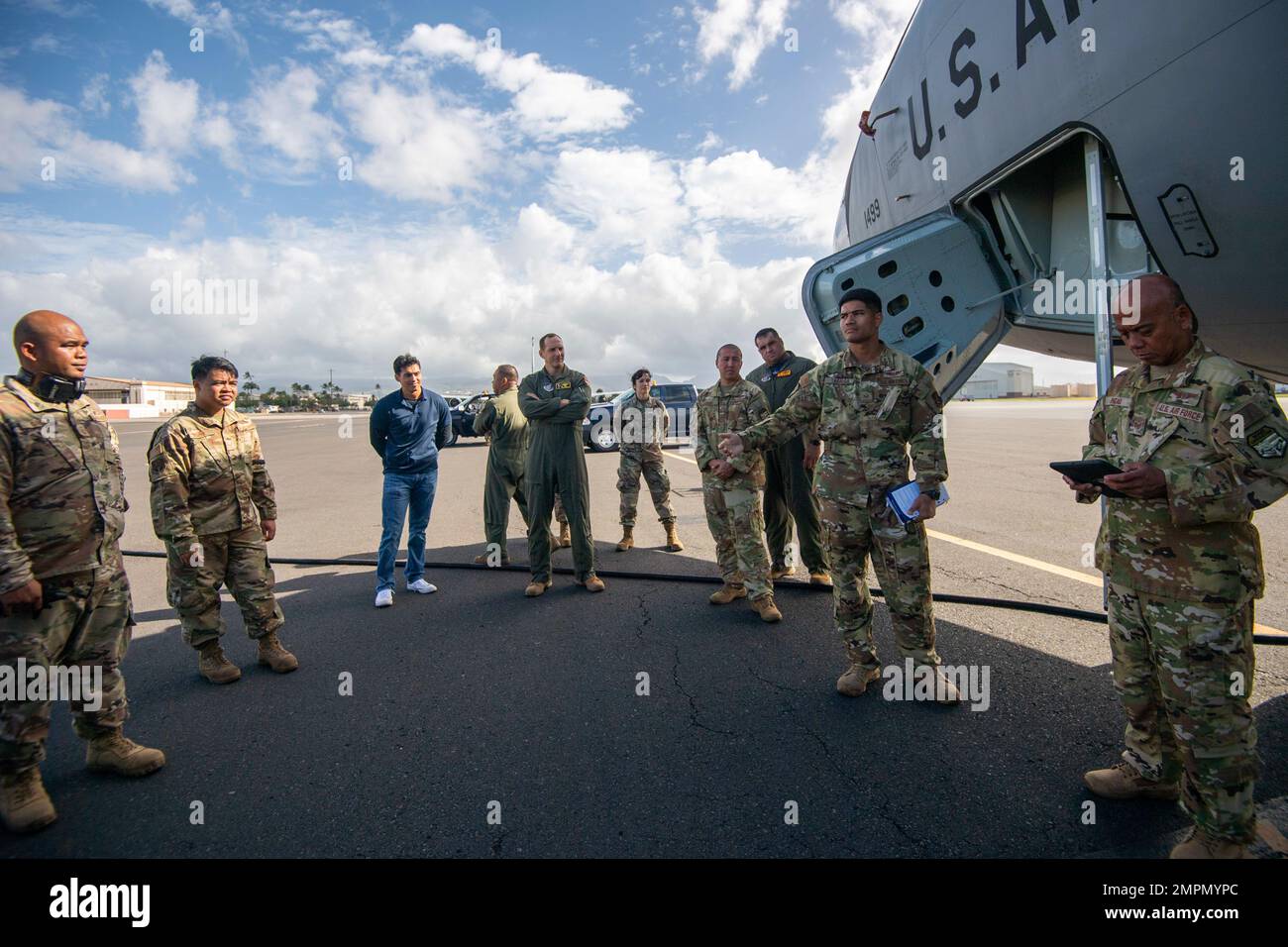 Reserve Citizen Airman von der 48.. Lufthafenstaffel lädt Fracht auf eine Hawaii Air National Guard KC-135R, 203. Air Tanken Einheit, während einer Einheit Training Assembly am 5. November 2022. Total Force Integration verbessert die Verbindungen und stärkt die Beziehungen zwischen den verschiedenen Komponenten der Air Force, die eine gemeinsame Mission durchführen. Stockfoto