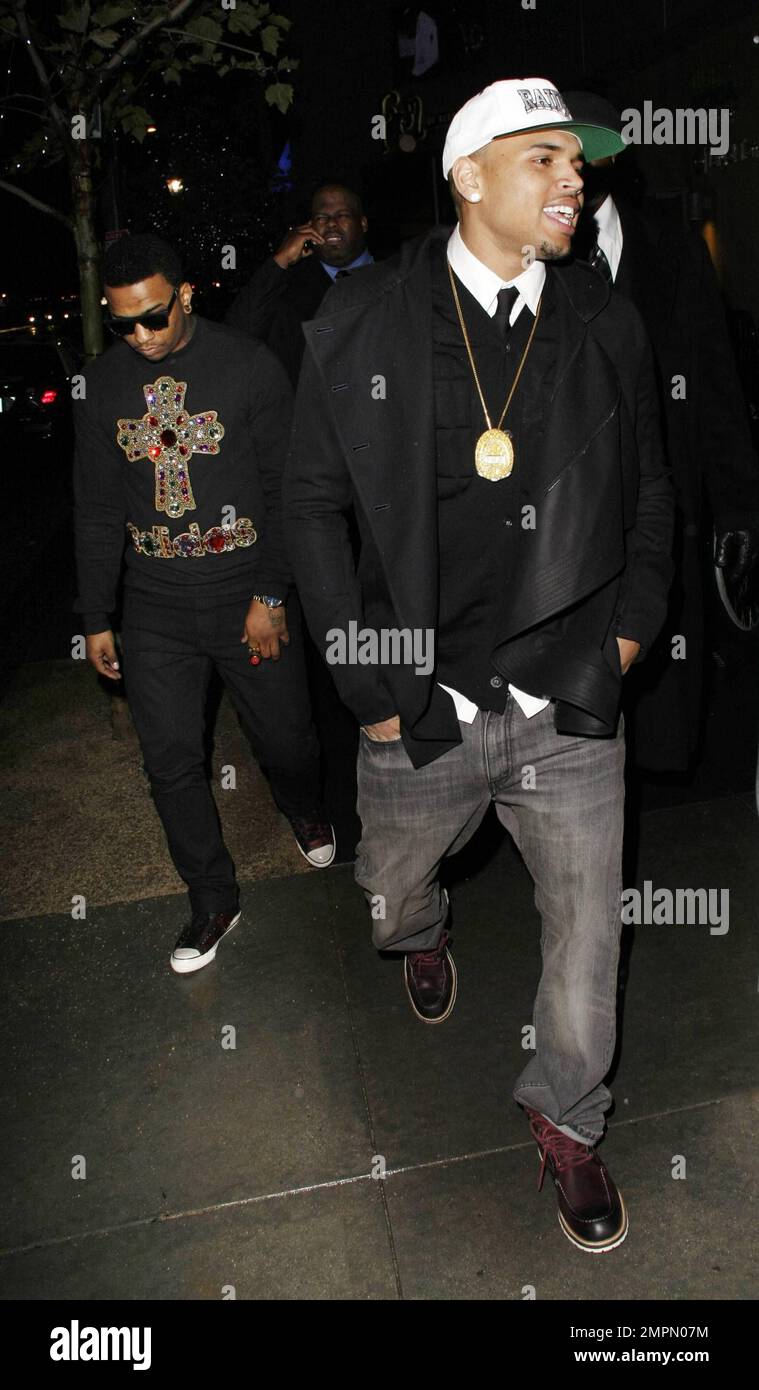 EXKLUSIV!! Der Sänger Chris Brown trug eine goldene Digitaluhr mit Nieten um  den Hals und eine Raiders-Mütze und lächelte, als er und einige Freunde  Nokia Plaza nach der Hoop Heroes Salute Launch
