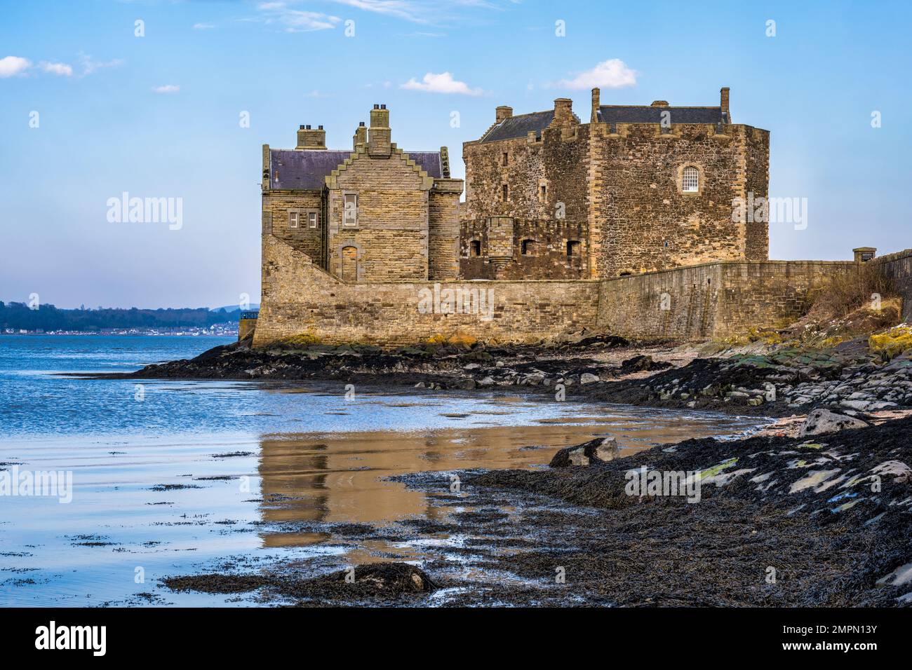 Blick auf Blackness Castle in der Nähe des schottischen Dorfes Blackness am Ufer des Firth of Forth in West Lothian, Schottland, Großbritannien Stockfoto