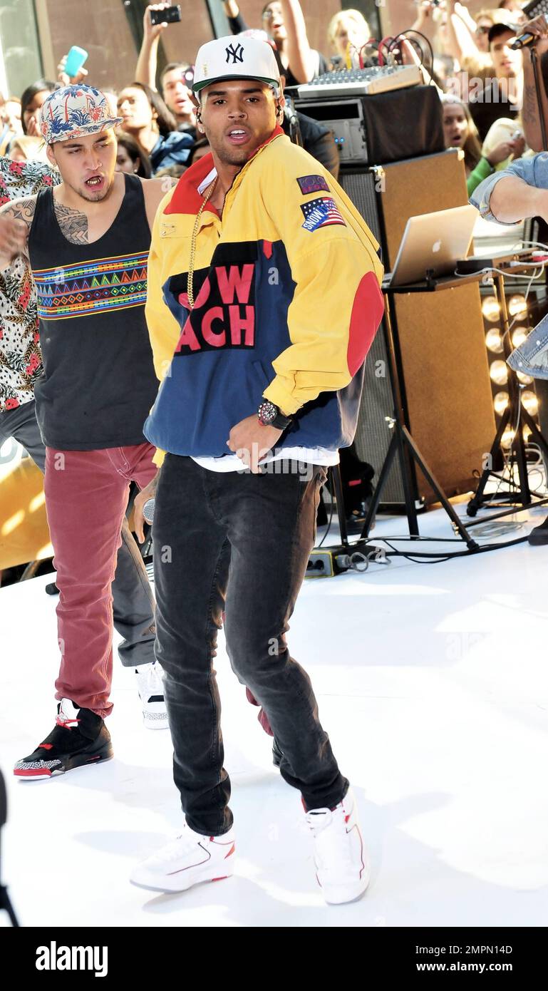 Chris Brown tritt live auf der „Today Show“ von NBC auf der Rockefeller Plaza in NYC auf. Der 23-jährige Künstler mag eine bewegte Vergangenheit haben, aber er tanzte sich durch sein Drama und spielte mehrere seiner Hit-Songs, darunter „Ja 3x" und „Turn Up the Music“. Fans, die seit Donnerstag um 10 Uhr zelten, fingen an, in Erwartung seiner Ankunft „We Want Chris“ zu singen. Als er die Bühne betrat, sprach er an die Menge: „Ich weiß, dass ihr alle früher gekommen seid, also lasst uns feiern! Okay?“ Nach einer Vorstellung, bei der die Menge sang und tanzte, verließ Chris die Bühne, während er seinen Fans Küsse bläste. New York, New York, 8. Stockfoto