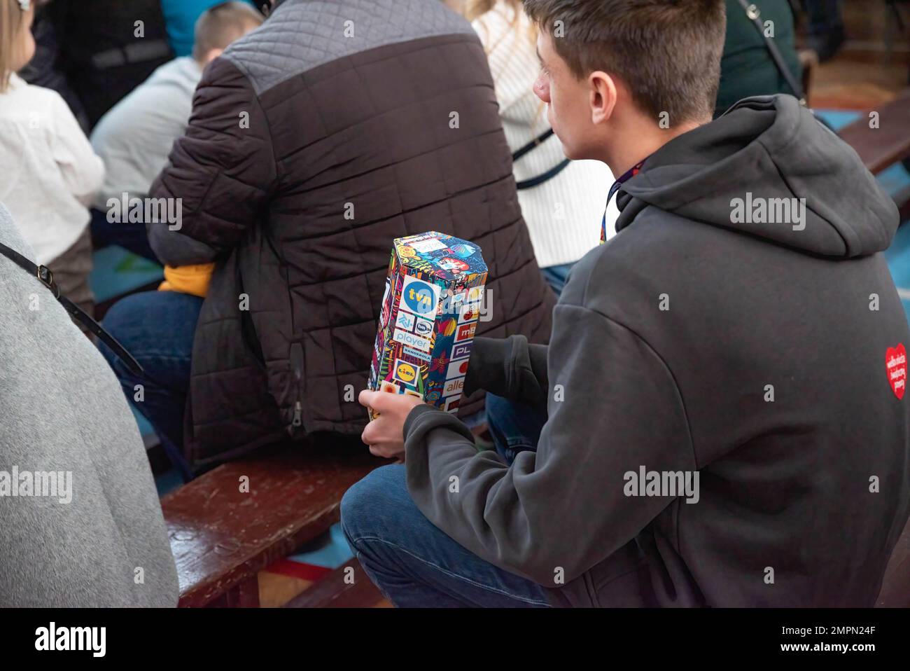 Ein Freiwilliger, der während der Veranstaltung Geld in einer speziellen Dose gesammelt hat. DAS WO?P Finale ist eine eintägige öffentliche Sammlung, die von der Great Orchestra of Christmas Charity Foundation organisiert wird. Seit vielen Jahren werden die WO?P-Finals auch von Online-Aktionen und geschlossenen Veranstaltungen begleitet, die Anfang Dezember beginnen. Der technische Schulkomplex in Rusocin war eines der Hauptquartiere der Veranstaltung. Dieses Jahr sammeln alle Geld, um die Sepsis zu bekämpfen. Weltweit verursacht Sepsis nach neuesten Forschungsergebnissen 20 Prozent aller Todesfälle. Nach Angaben der Weltgesundheitsorganisation werden dies 49 Millionen Menschen tun Stockfoto