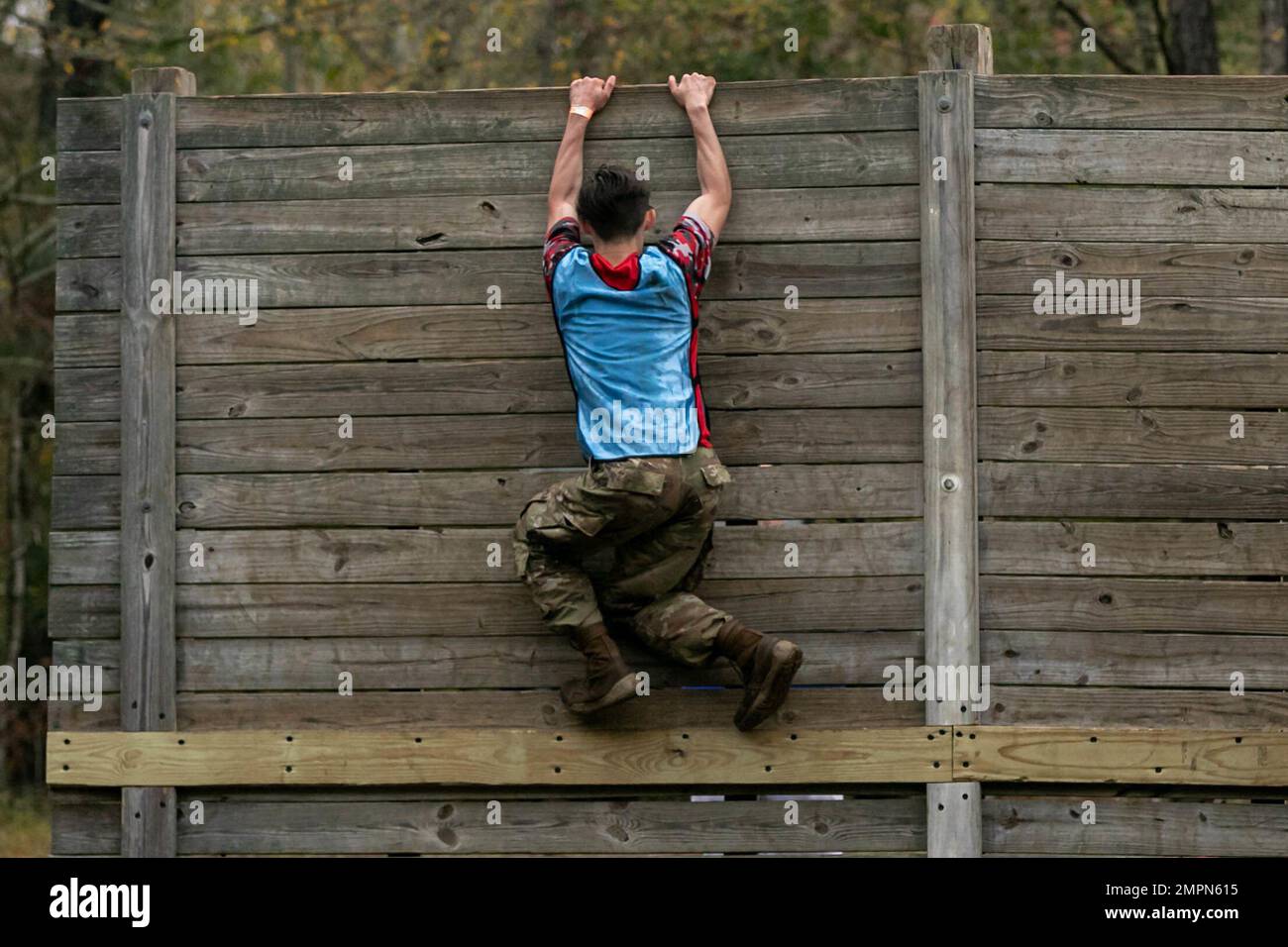 Am letzten Tag der JROTC National Raider Championships der Army im Jahr 2022 testeten einzelne Kadetten ihre körperlichen und geistigen Fähigkeiten in der Ultimate Raider Challenge am 6. November. Die Kadetten nahmen an einem zeitlich festgelegten Fußspuren- und Hindernisparcours Teil, der endete, als die Kadetten eine 8 Meter hohe Mauer erklimmen. Der Ultimate Raider ist das letzte Ereignis der Raider Championships, die am 3-6. November in Molena, Georgia, stattfanden (Foto: Sarah Windmueller, USA Geburtsdatum: 1958 Stockfoto