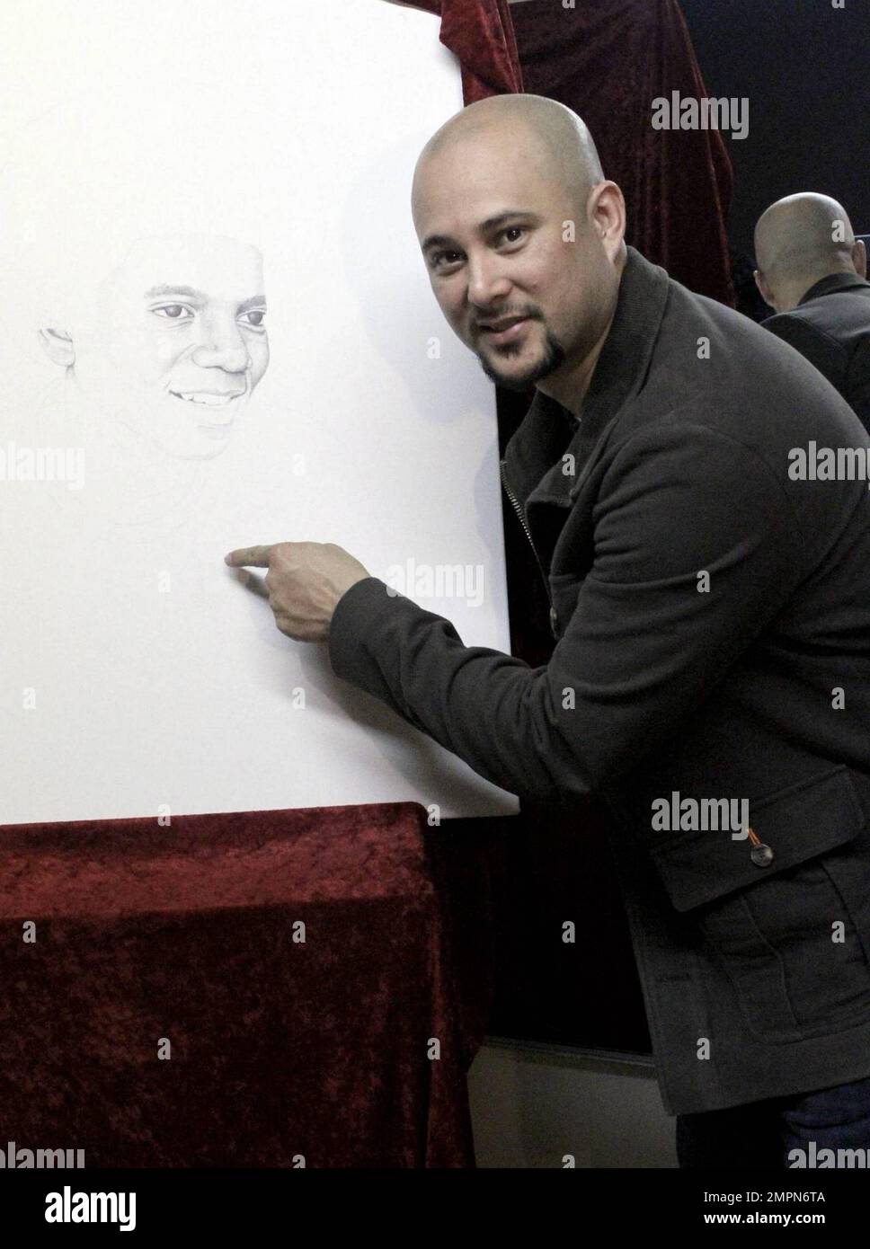 Chris Judd erhält seinen Punkt im „I'm a Dot in the Michael Jackson Tribute Portrait“ vom Künstler David Llan. Die Zeremonie fand im Debbie Reynolds Dance Studio statt, in demselben Studio, in dem das Video „Thriller“ geprobt wurde. Während der Veranstaltung zeigte der Künstler auch einen Hut, der Michael Jackson gehörte. Los Angeles, Kalifornien. 2/24/10. Stockfoto