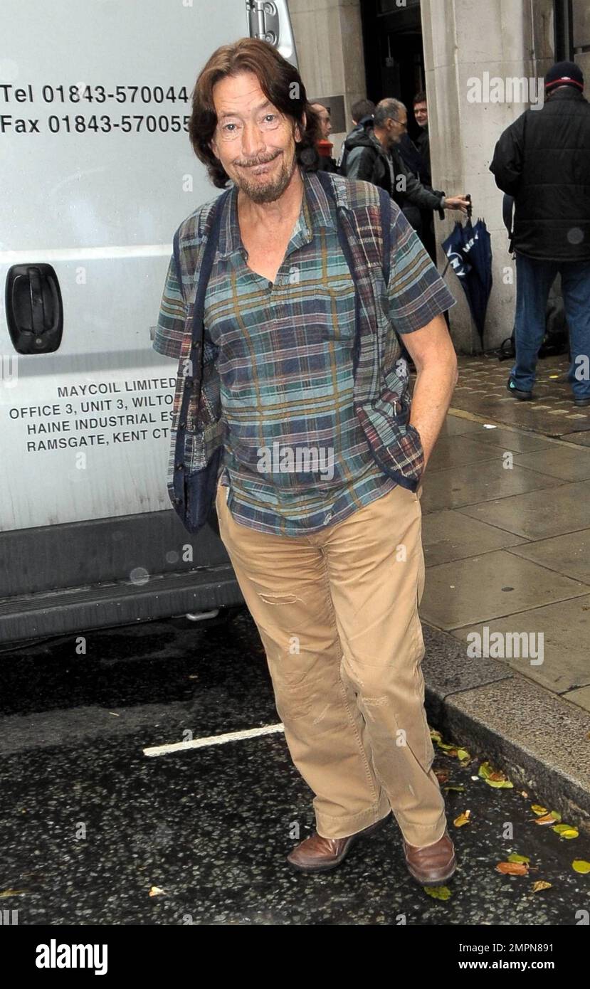 Britischer Sänger/Songwriter Chris Rea verlässt BBC Radio 2 dünn nach angeblich an einem Virus leiden. Berichten zufolge hatte Rea in der Vergangenheit auch eine Reihe von Gesundheitsproblemen, darunter einen Kampf mit Bauchspeicheldrüsenkrebs. Nach der Operation wegen des Krebses wurde er Diabetiker und litt in jüngerer Zeit an Nieren- und Blasenproblemen. London, Großbritannien. 11/5/10. Stockfoto